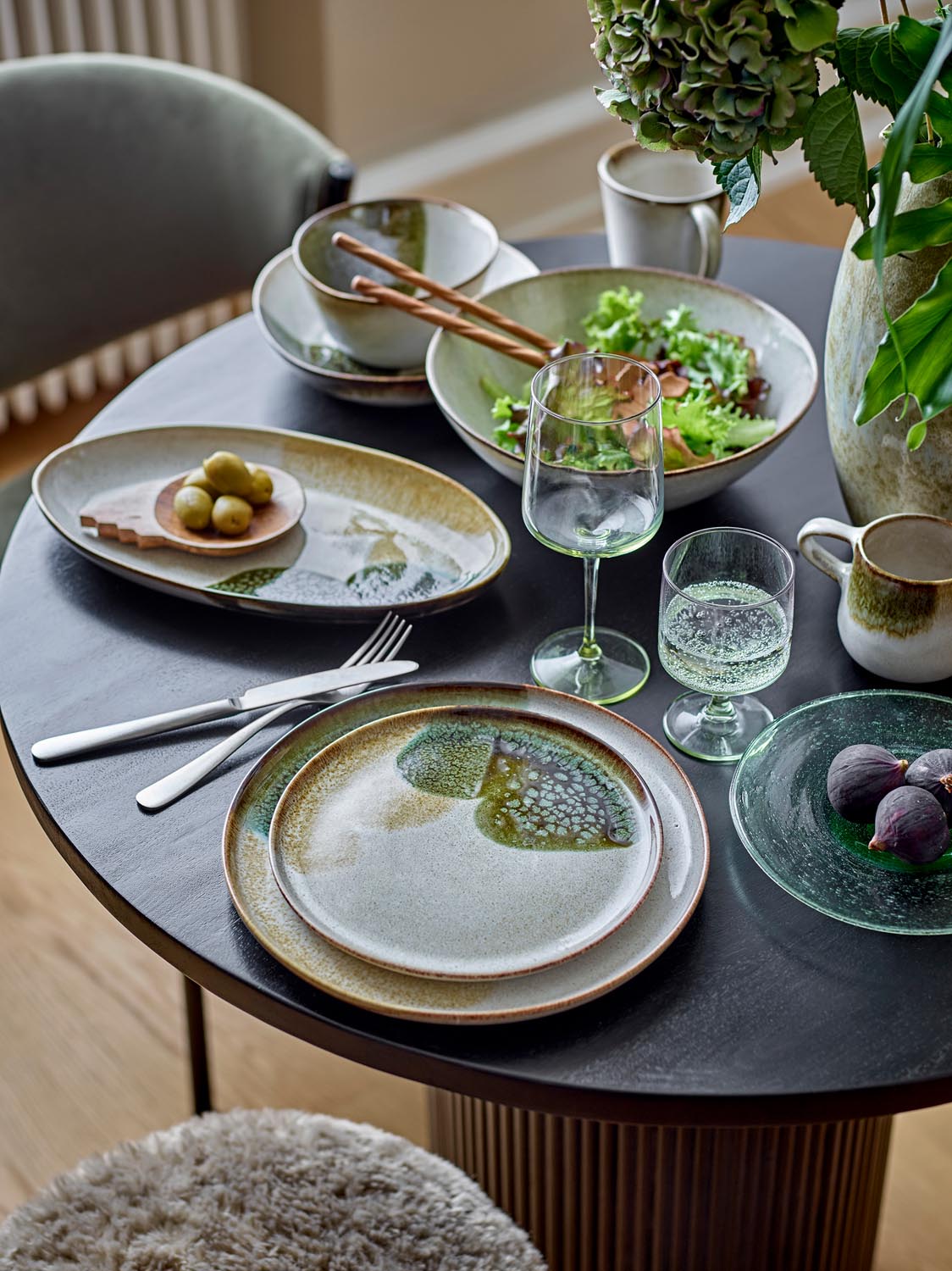 Jules Servierplatte, Grün, Steingut in Green präsentiert im Onlineshop von KAQTU Design AG. Käsezubehör ist von Bloomingville