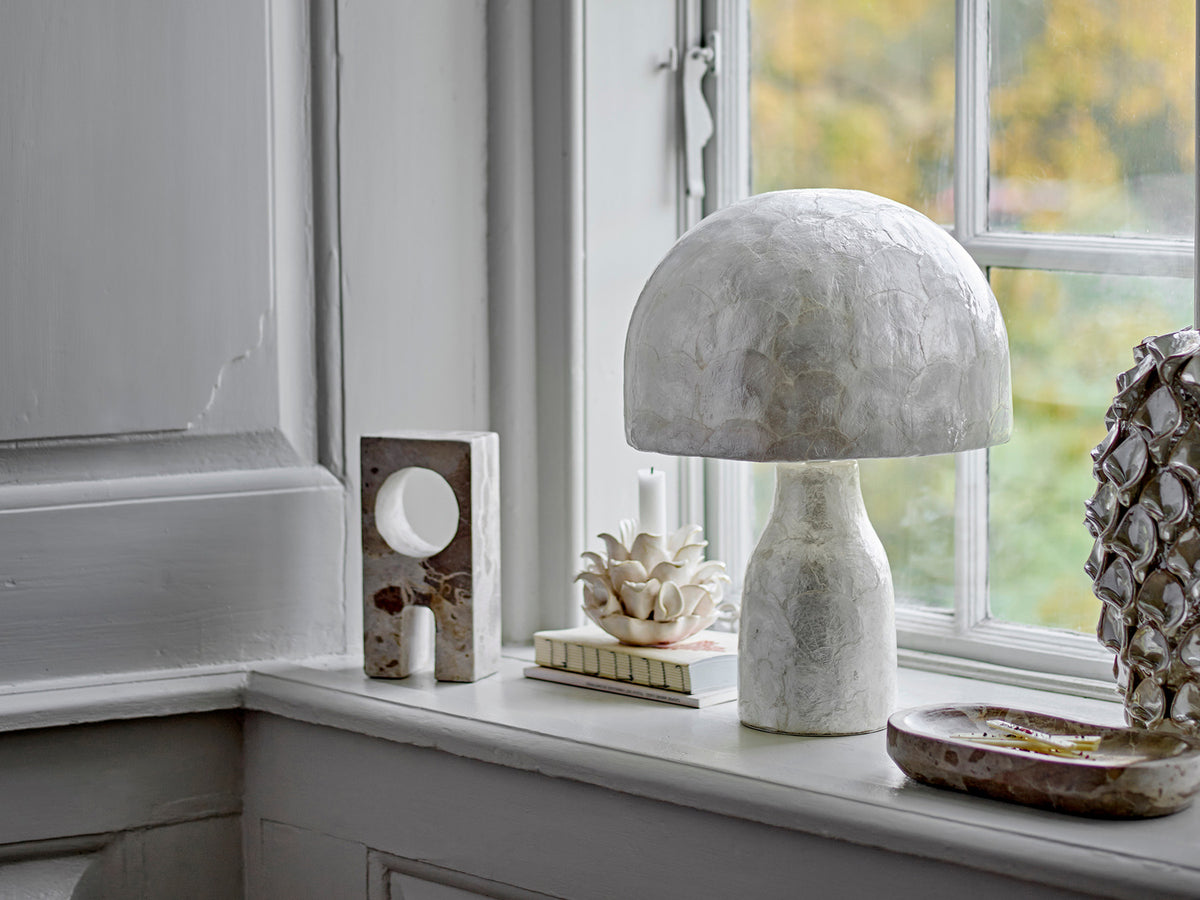 Adria Tischlampe, Natur, Mother of pearl in Nature präsentiert im Onlineshop von KAQTU Design AG. Tischleuchte ist von Bloomingville