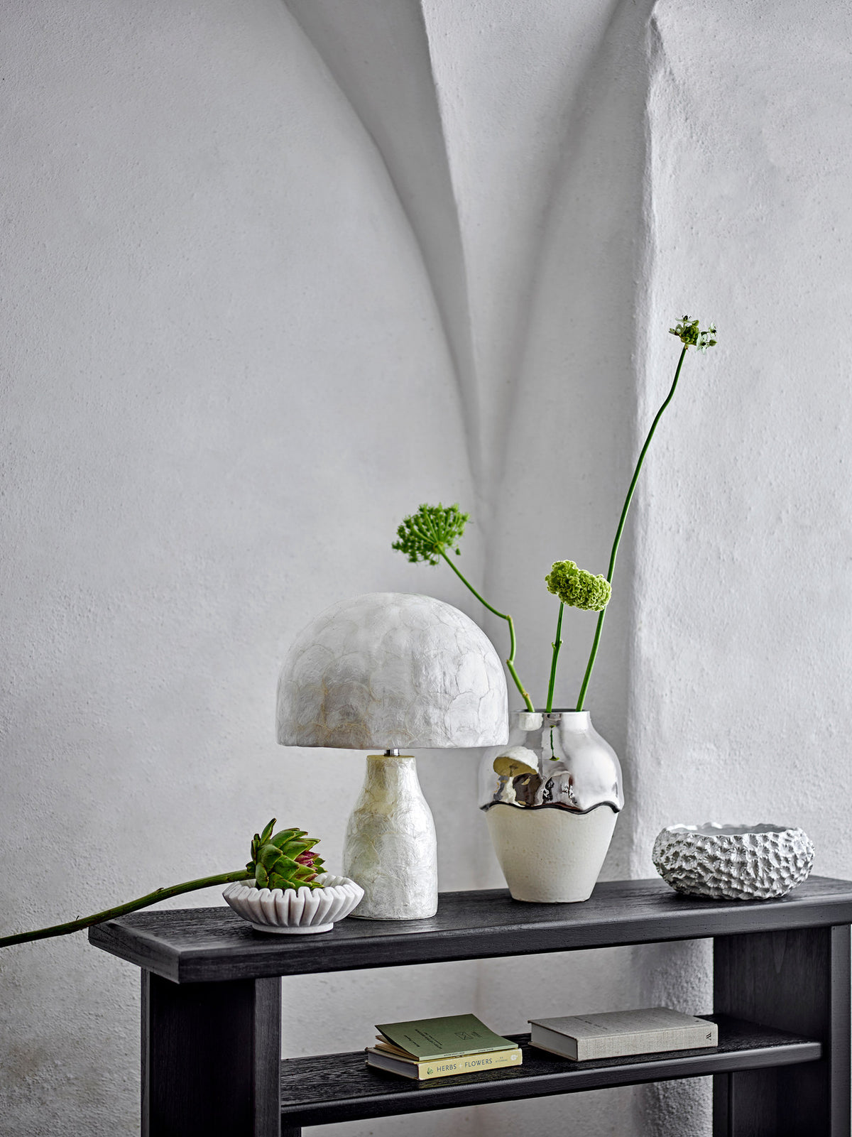 Adria Tischlampe, Natur, Mother of pearl in Nature präsentiert im Onlineshop von KAQTU Design AG. Tischleuchte ist von Bloomingville