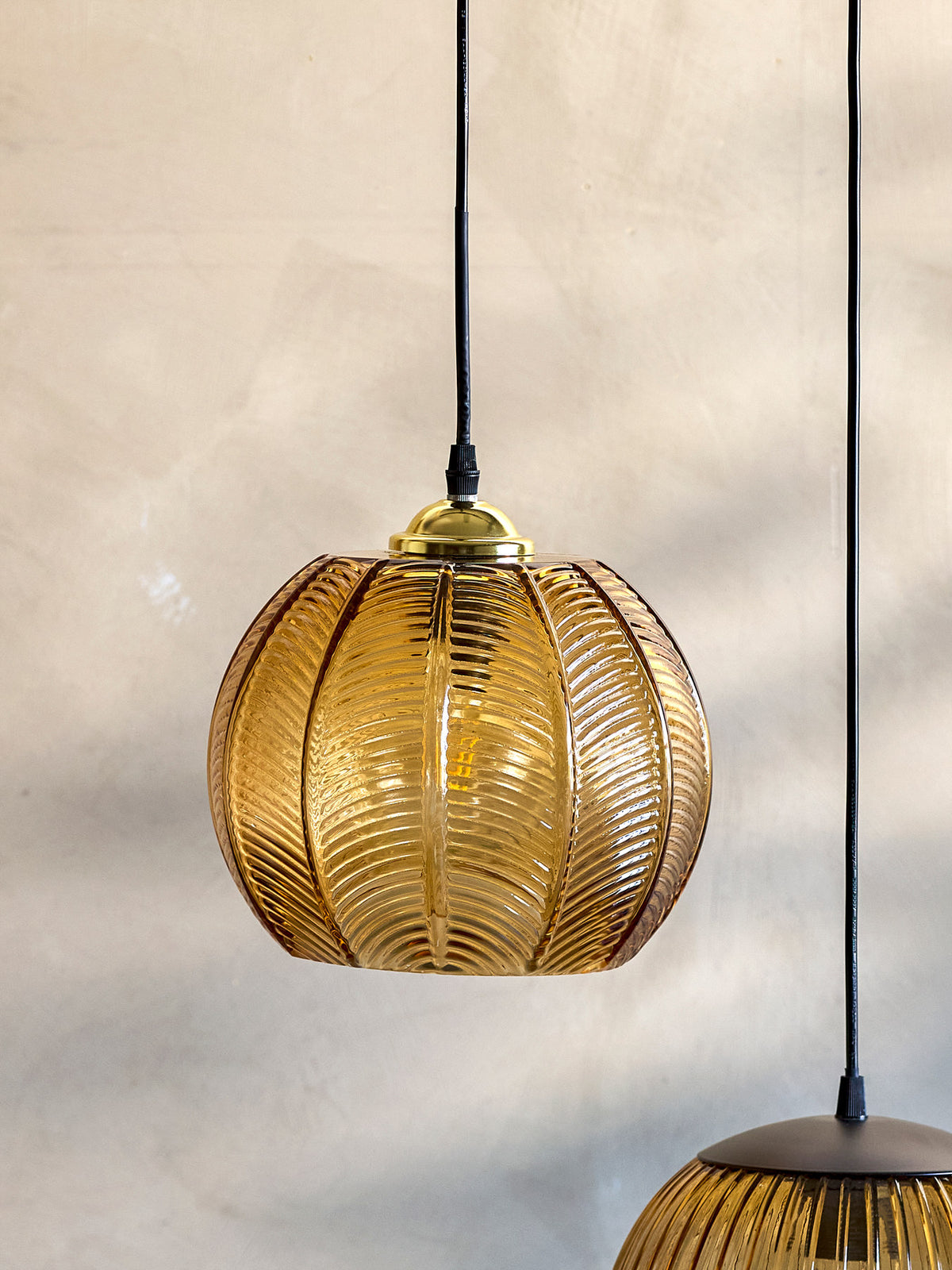 Adar Hängeleuchte, Braun, Glas in Brown präsentiert im Onlineshop von KAQTU Design AG. Pendelleuchte ist von Bloomingville