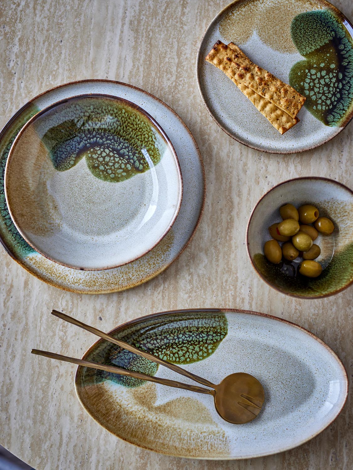 Jules Geschirrset, Grün, Steingut in Green präsentiert im Onlineshop von KAQTU Design AG. Geschirr ist von Bloomingville