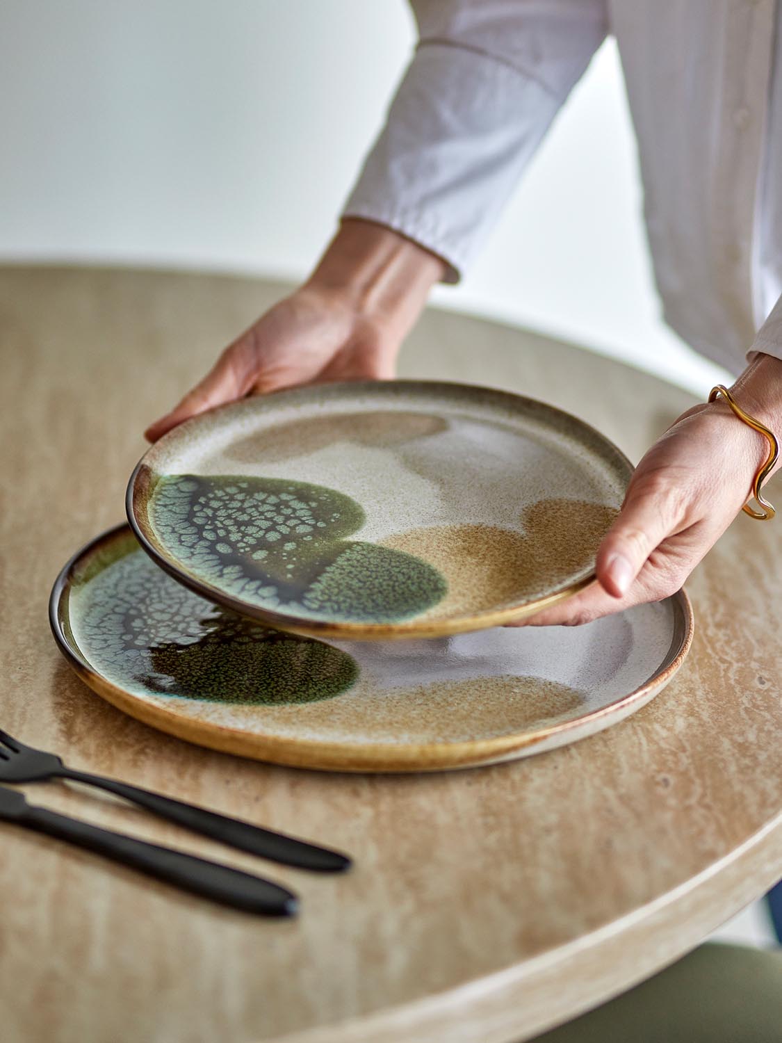 Jules Geschirrset, Grün, Steingut in Green präsentiert im Onlineshop von KAQTU Design AG. Geschirr ist von Bloomingville