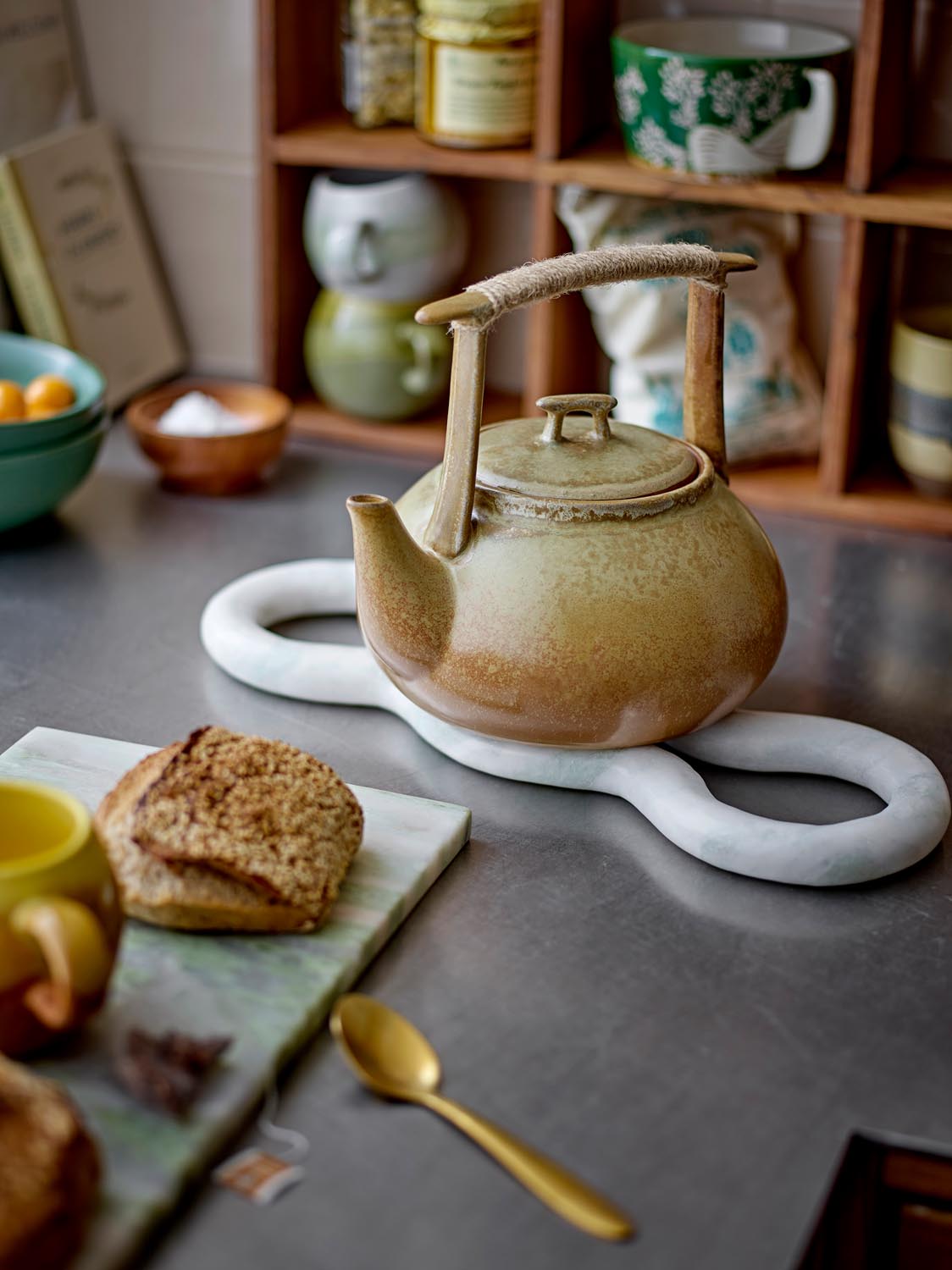 Vivien Untersetzer, Grün, Marmor in Green präsentiert im Onlineshop von KAQTU Design AG. Pfannenuntersatz ist von Bloomingville