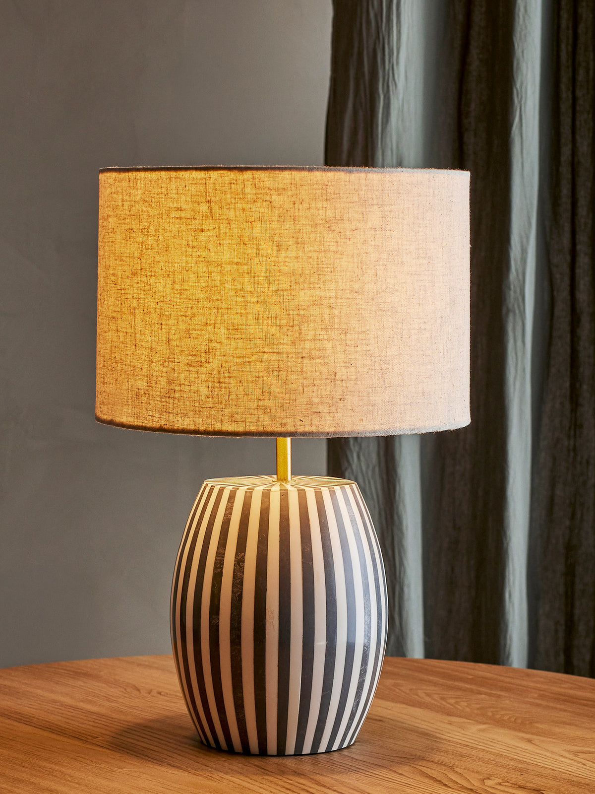 Tali Tischlampe, Bunt, Metall in Multi präsentiert im Onlineshop von KAQTU Design AG. Tischleuchte ist von Bloomingville