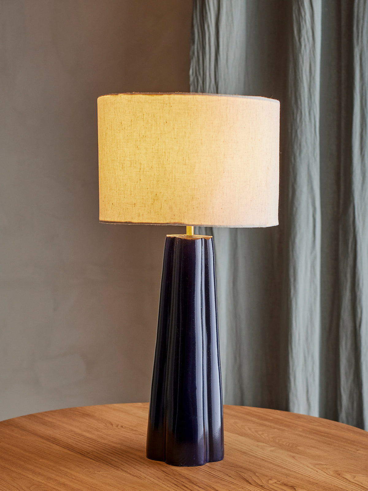 Cornelie Tischlampe, Blau, Aluminium in Blue präsentiert im Onlineshop von KAQTU Design AG. Tischleuchte ist von Creative Collection