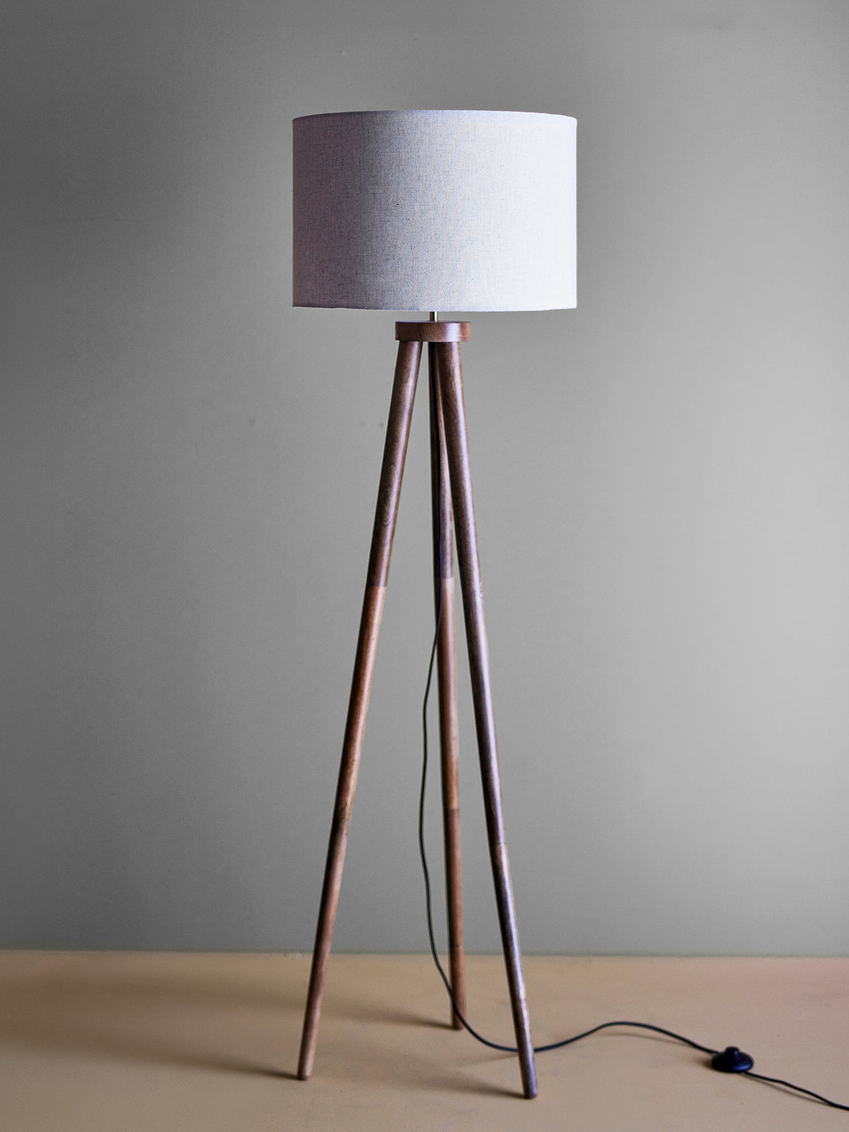 Etienne Stehlampe, Braun, Mango in Brown präsentiert im Onlineshop von KAQTU Design AG. Stehleuchte ist von Creative Collection