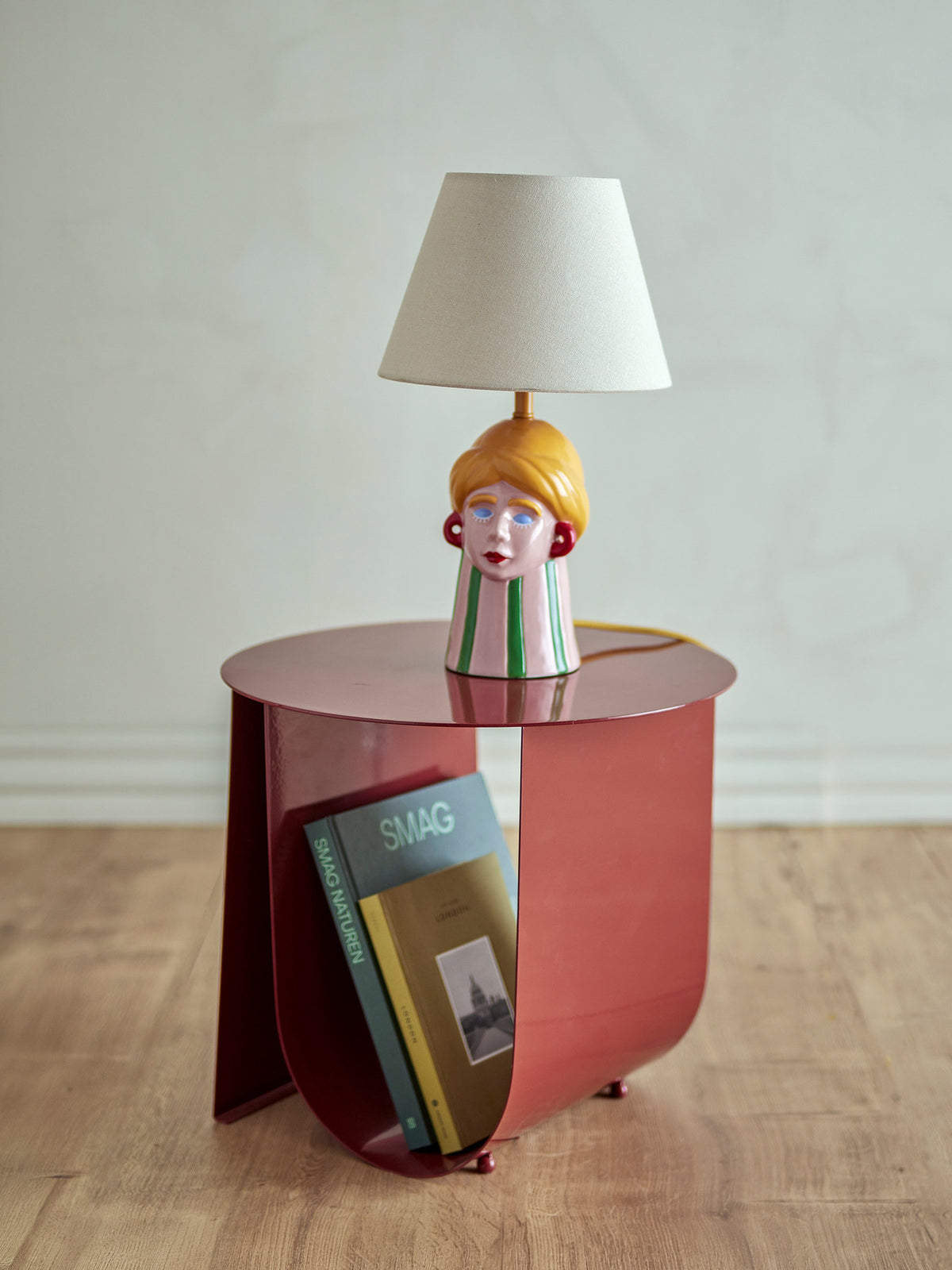 Cher Beistelltisch, Rot, Metall in Red präsentiert im Onlineshop von KAQTU Design AG. Standregal ist von Bloomingville