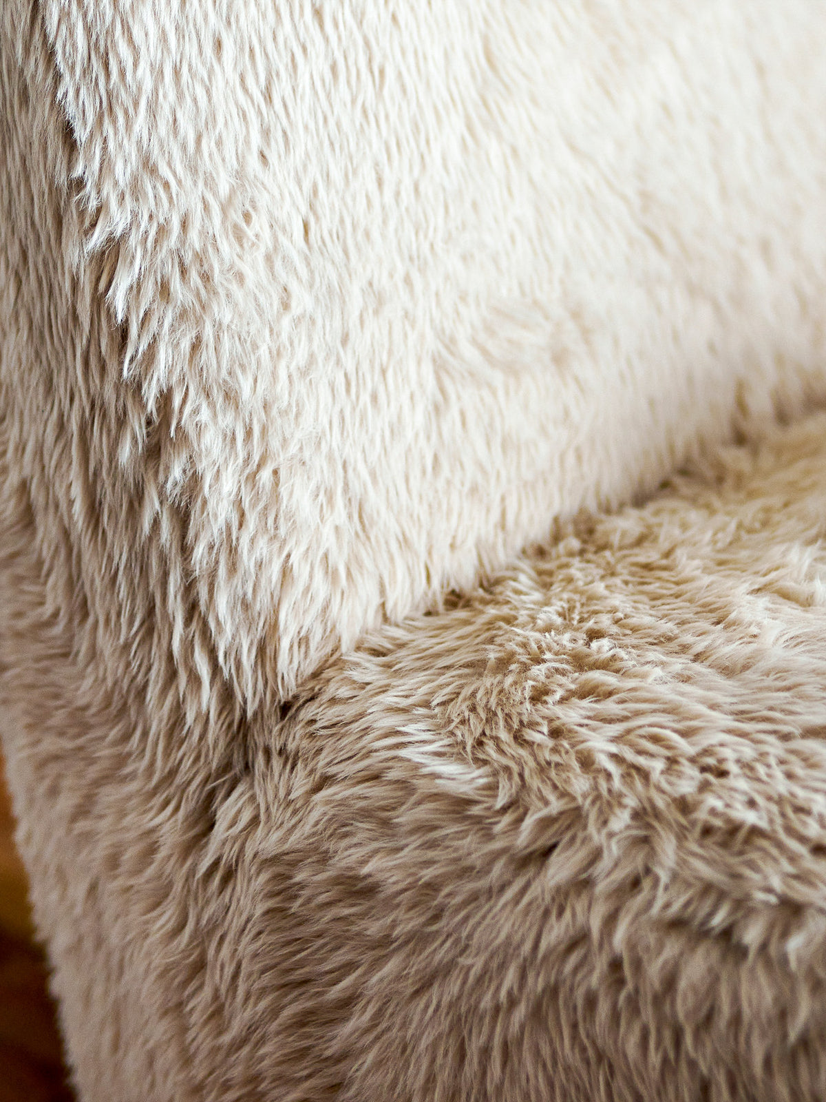 Loungesessel in Weiss mit gewebtem Hochflor-Polyesterbezug, Gestell aus lackiertem Gummibaumholz und Sperrholz, Cottage-Stil, Filzkappen an den Füssen.