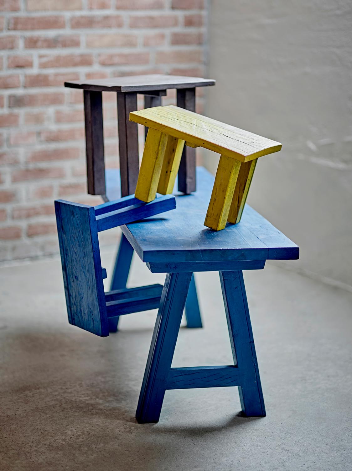 Porir Sockel, Blau, Recyceltes Holz in Blue präsentiert im Onlineshop von KAQTU Design AG. Kunstgegenstände ist von Creative Collection