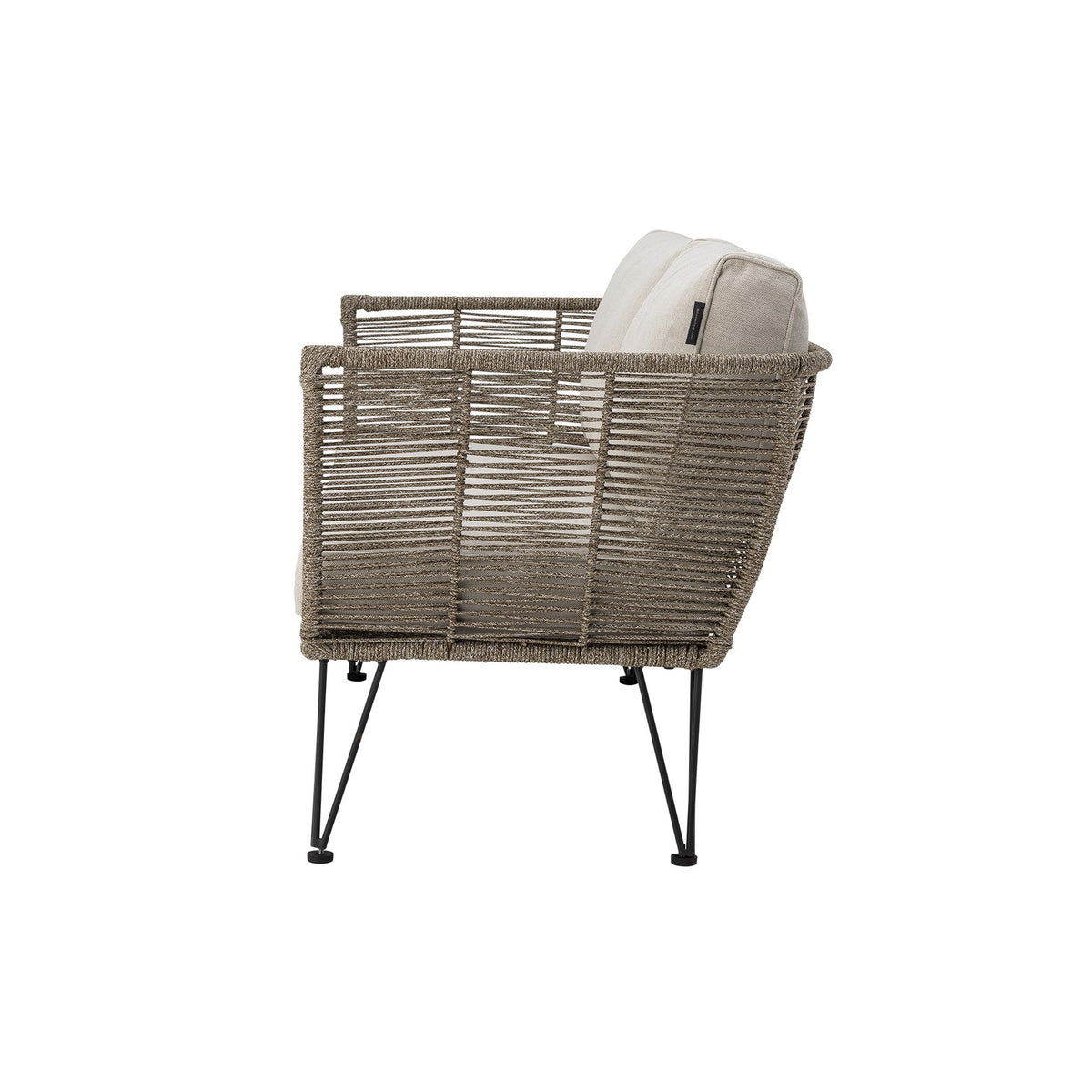 Braunes Lounge Sofa mit Flechtoptik, schwarzem Eisengestell und hellen Kissen, Modell Mundo von Bloomingville im Aussenbereich.