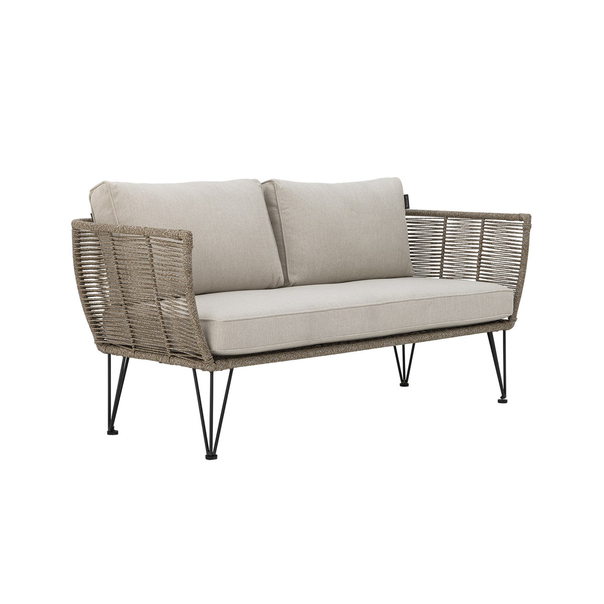 Braunes Lounge Sofa mit Flechtoptik, schwarzem Eisengestell und hellen Kissen, Modell Mundo von Bloomingville im Aussenbereich.