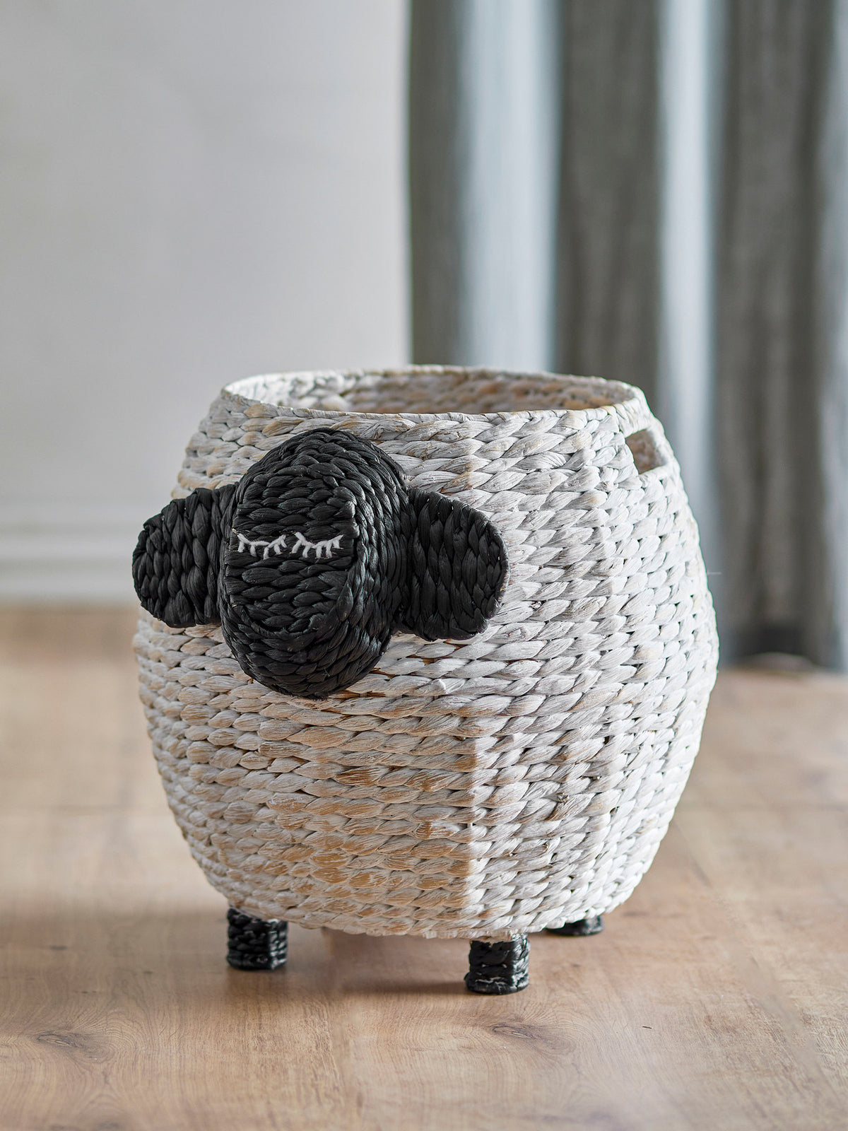 Dolly Korb, Weiss, Wasserhyazinthe in White präsentiert im Onlineshop von KAQTU Design AG. Aufbewahrungskorb ist von Bloomingville Mini