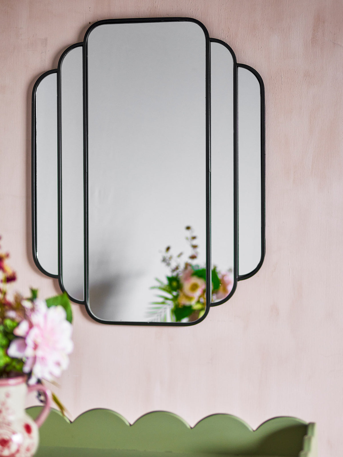 Mas Wand-Spiegel, Schwarz, Metall in Black präsentiert im Onlineshop von KAQTU Design AG. Spiegel ist von Creative Collection