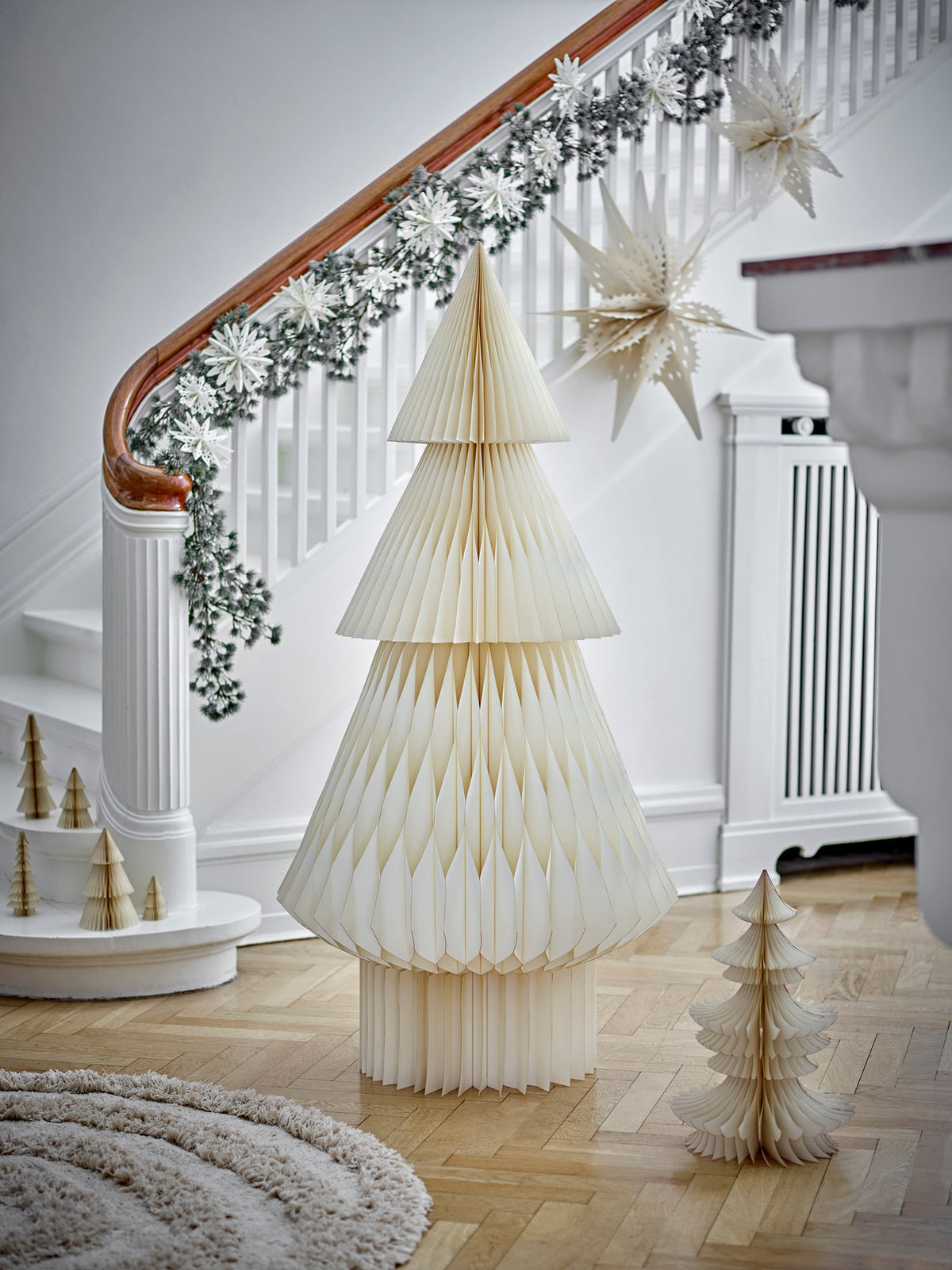 Milan Deko-Baum, Weiß, FSC®Mix, Paper in White präsentiert im Onlineshop von KAQTU Design AG. Kunstgegenstände ist von Bloomingville