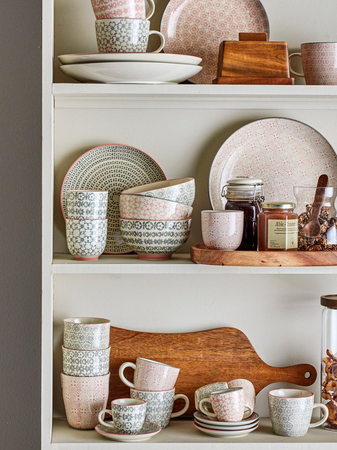 Cécile Espresso Cup w/Saucer, Bunt, Steingut in Multi präsentiert im Onlineshop von KAQTU Design AG. Tasse ist von Bloomingville