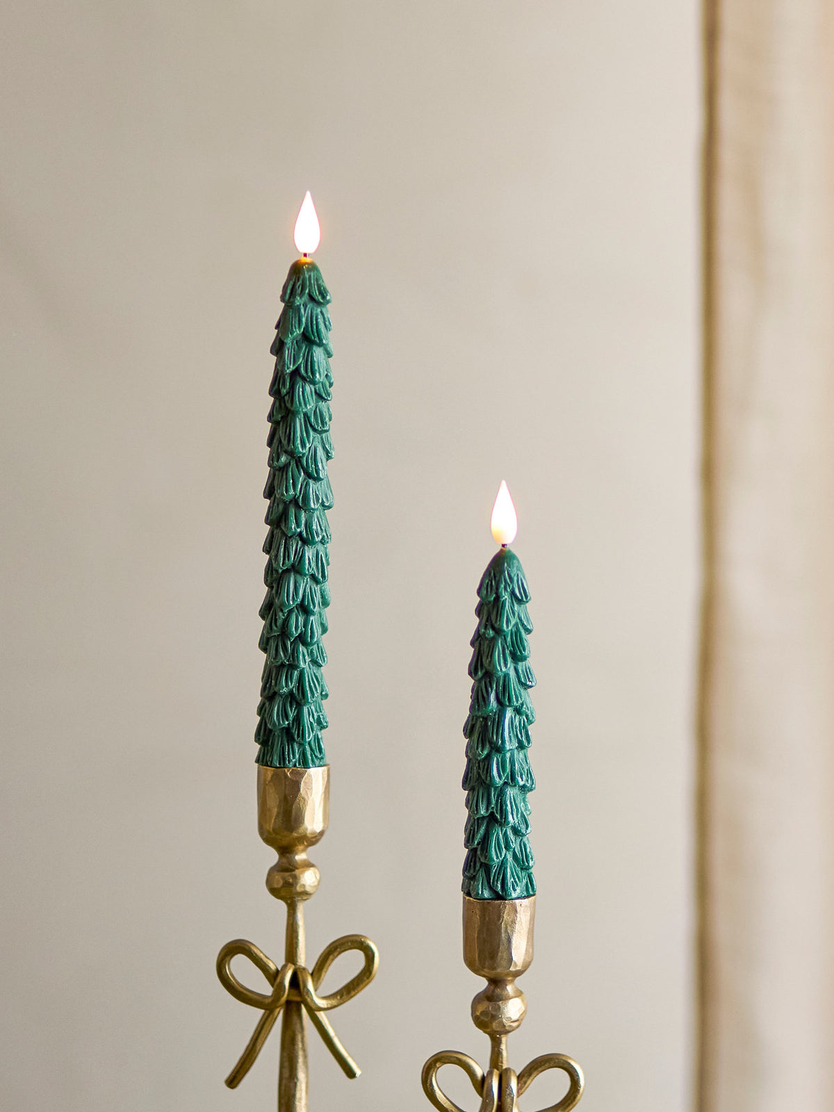 Ponza LED Candle, Grün, Paraffine in Green präsentiert im Onlineshop von KAQTU Design AG. Kerzen ist von Bloomingville