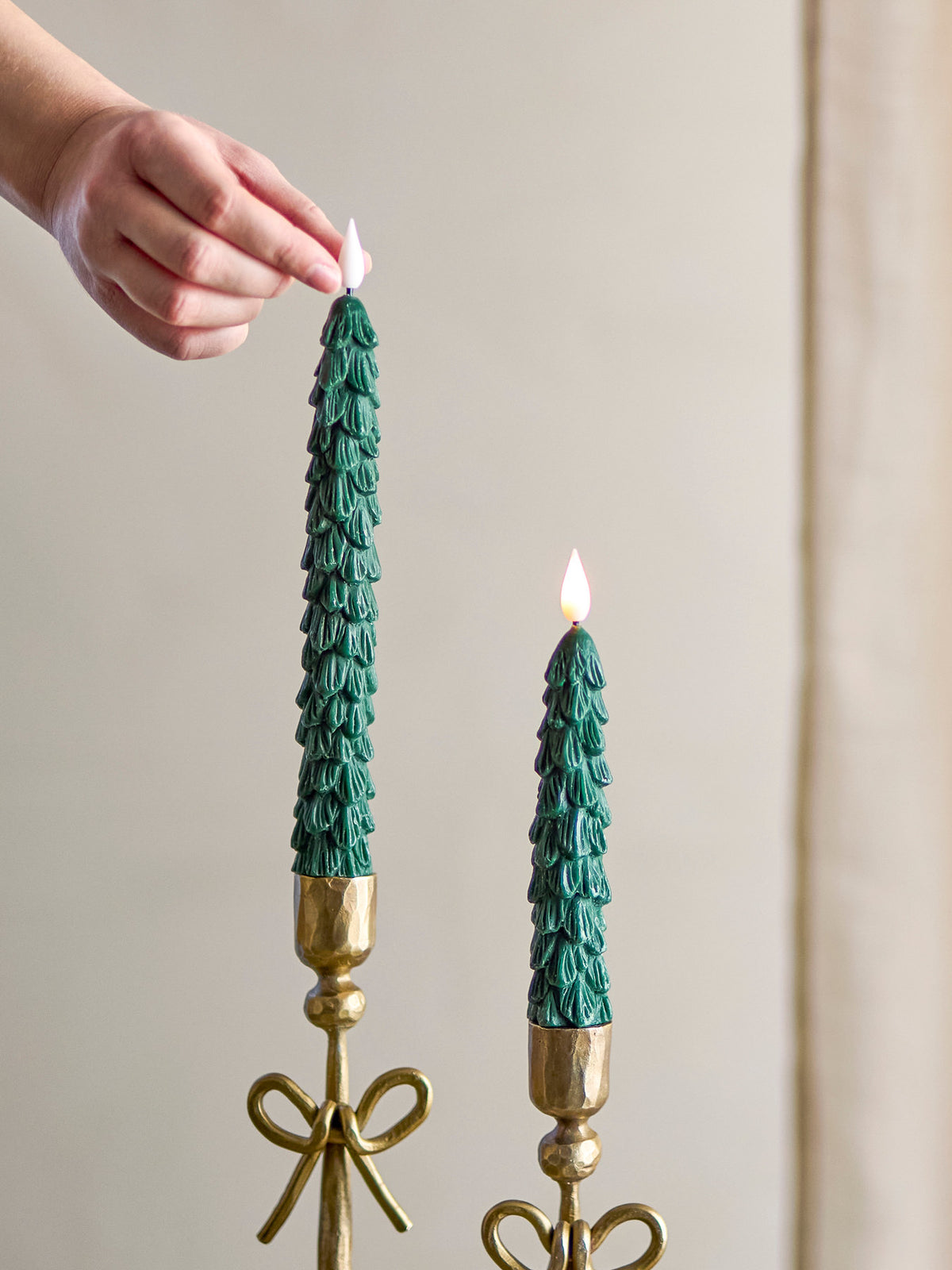 Ponza LED Candle, Grün, Paraffine in Green präsentiert im Onlineshop von KAQTU Design AG. Kerzen ist von Bloomingville