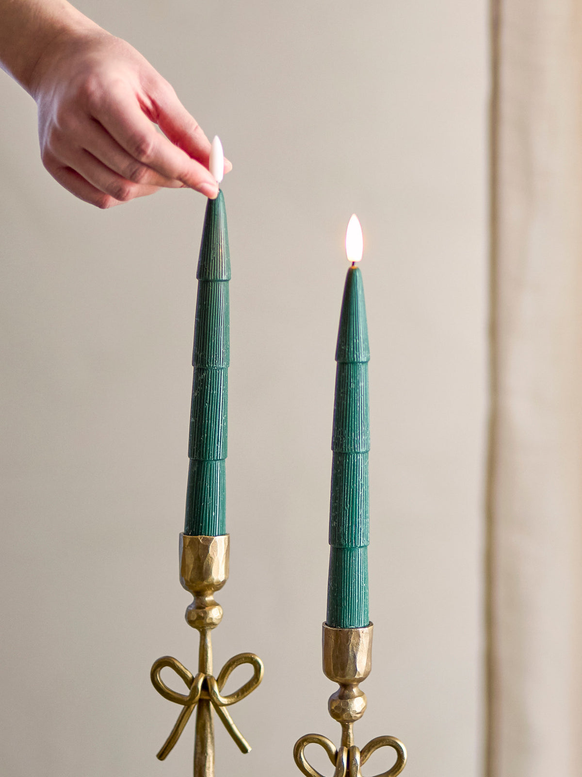 Ponza LED Candle, Grün, Paraffine in Green präsentiert im Onlineshop von KAQTU Design AG. Kerzen ist von Bloomingville
