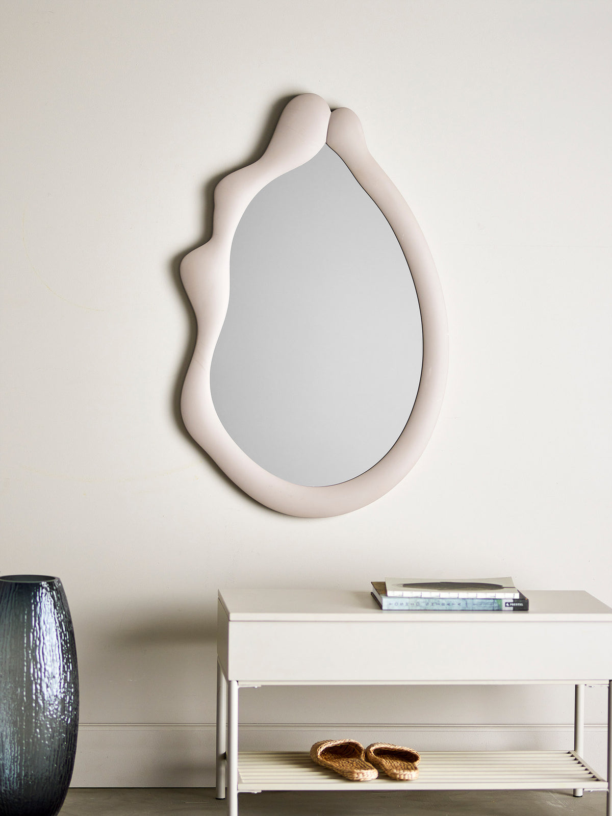 Aika Wand-Spiegel in Beige von Bloomingville, unregelmässige Form, Rahmen aus MDF mit gesprühter Oberfläche, Spiegelfläche aus Sicherheitsglas