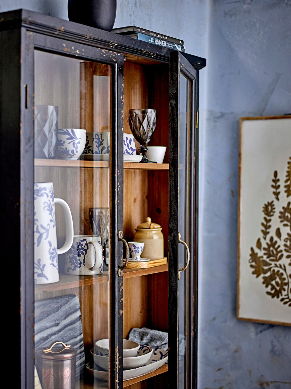 Hazem Kabinett, Schwarz, Tannenholz in Black präsentiert im Onlineshop von KAQTU Design AG. Cabinet ist von Creative Collection