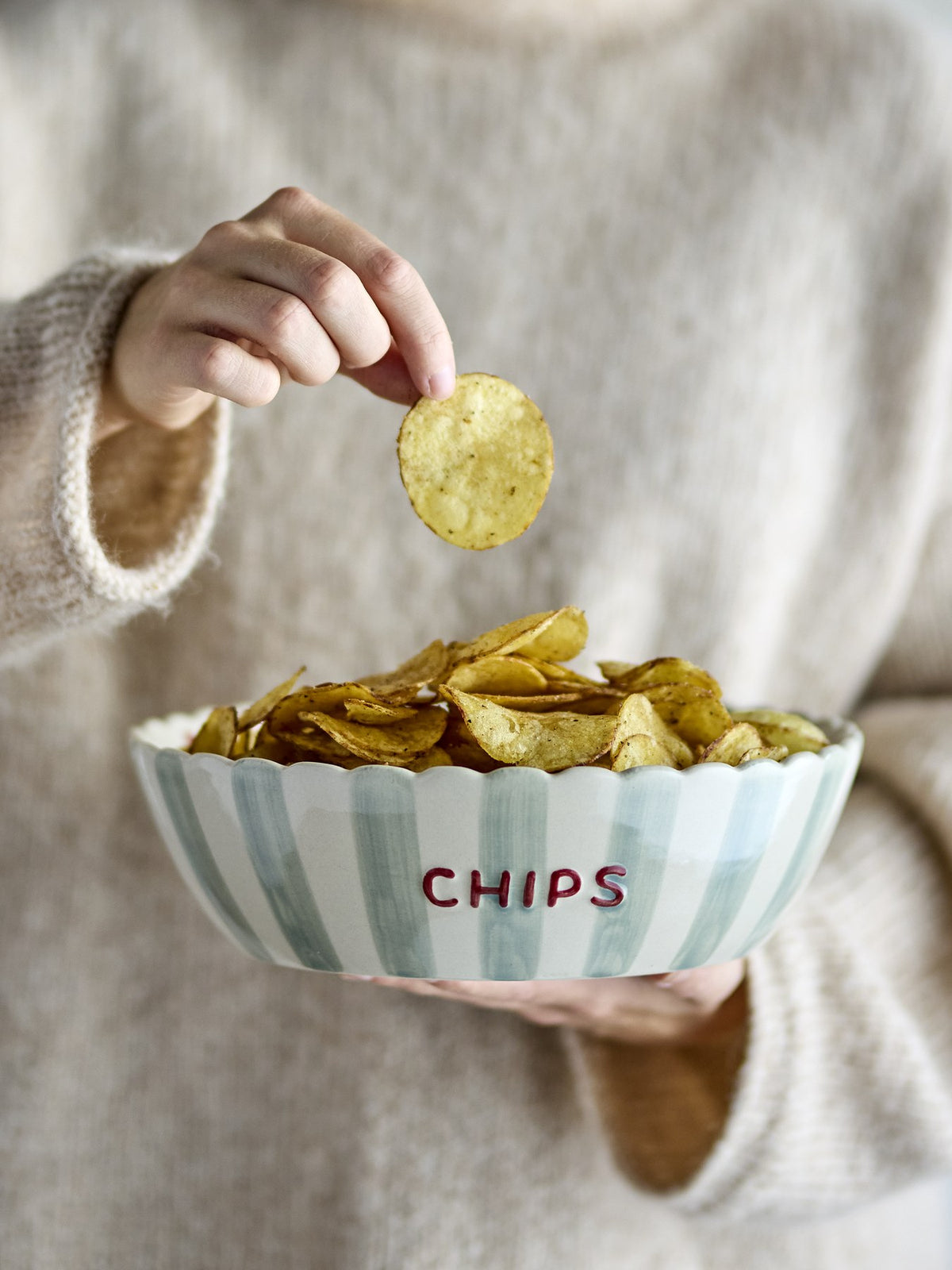Blaue Steinzeug Schale mit gewelltem Rand, handbemalten vertikalen Streifen aussen und Punkten innen, seitlicher Schriftzug CHIPS.