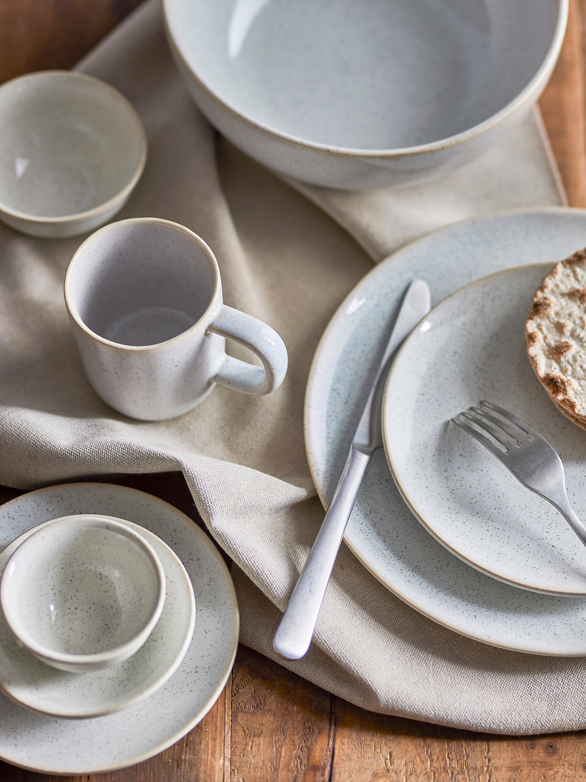 Addison Teller, Weiss, Steingut in Weiss präsentiert im Onlineshop von KAQTU Design AG. Teller ist von Bloomingville