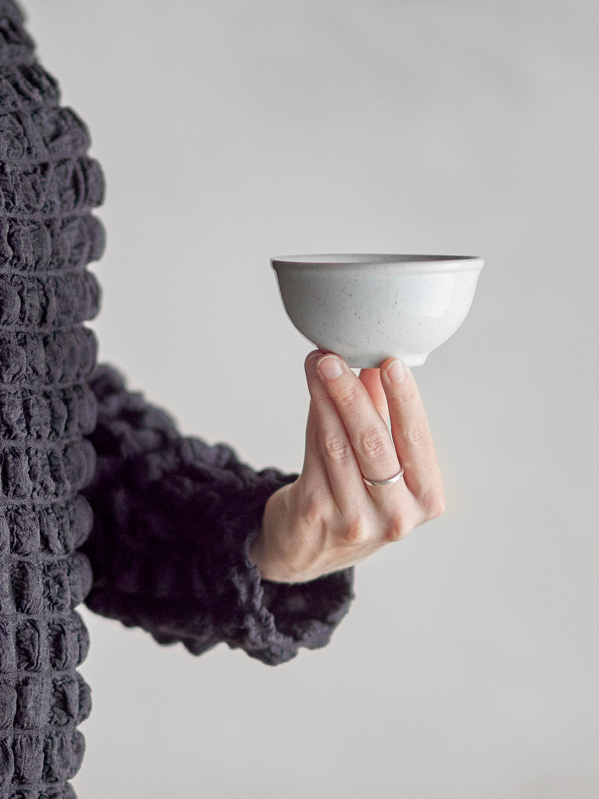 Addison Schale, Weiss, Steingut in Weiss präsentiert im Onlineshop von KAQTU Design AG. Schale ist von Bloomingville