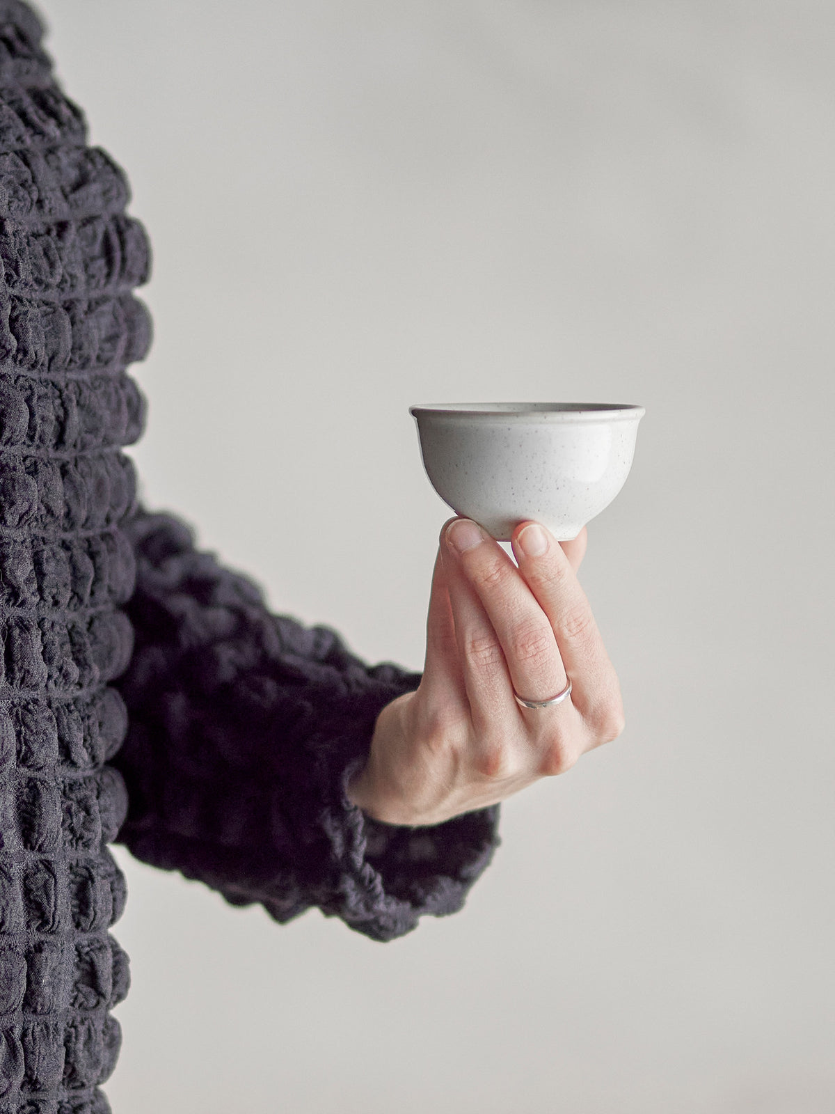 Addison Schale, Weiss, Steingut in Weiss präsentiert im Onlineshop von KAQTU Design AG. Schale ist von Bloomingville