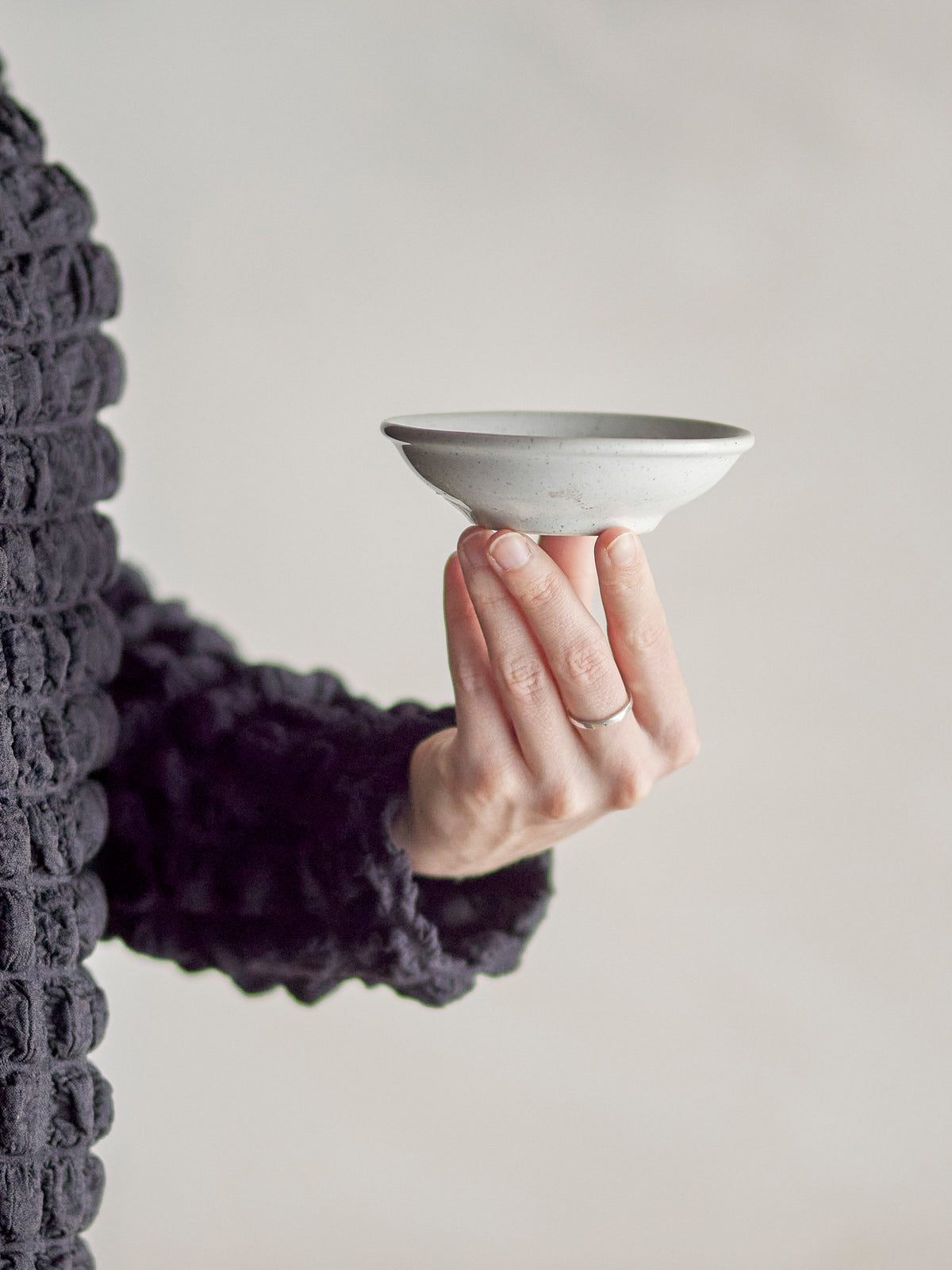 Addison Schale, Weiss, Steingut in Weiss präsentiert im Onlineshop von KAQTU Design AG. Schale ist von Bloomingville