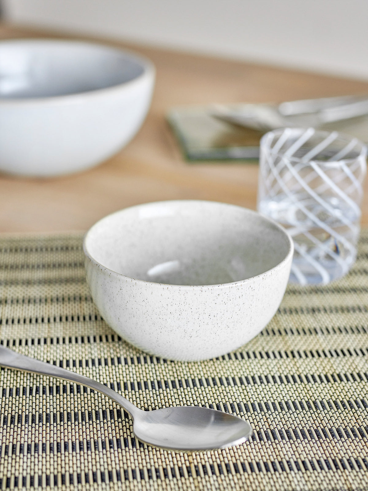 Addison Schale, Weiss, Steingut in Weiss präsentiert im Onlineshop von KAQTU Design AG. Schale ist von Bloomingville