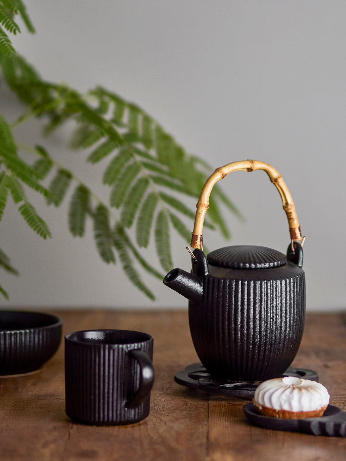 Neri Teekanne, Schwarz, Steingut in Schwarz präsentiert im Onlineshop von KAQTU Design AG. Teekrüge ist von Bloomingville