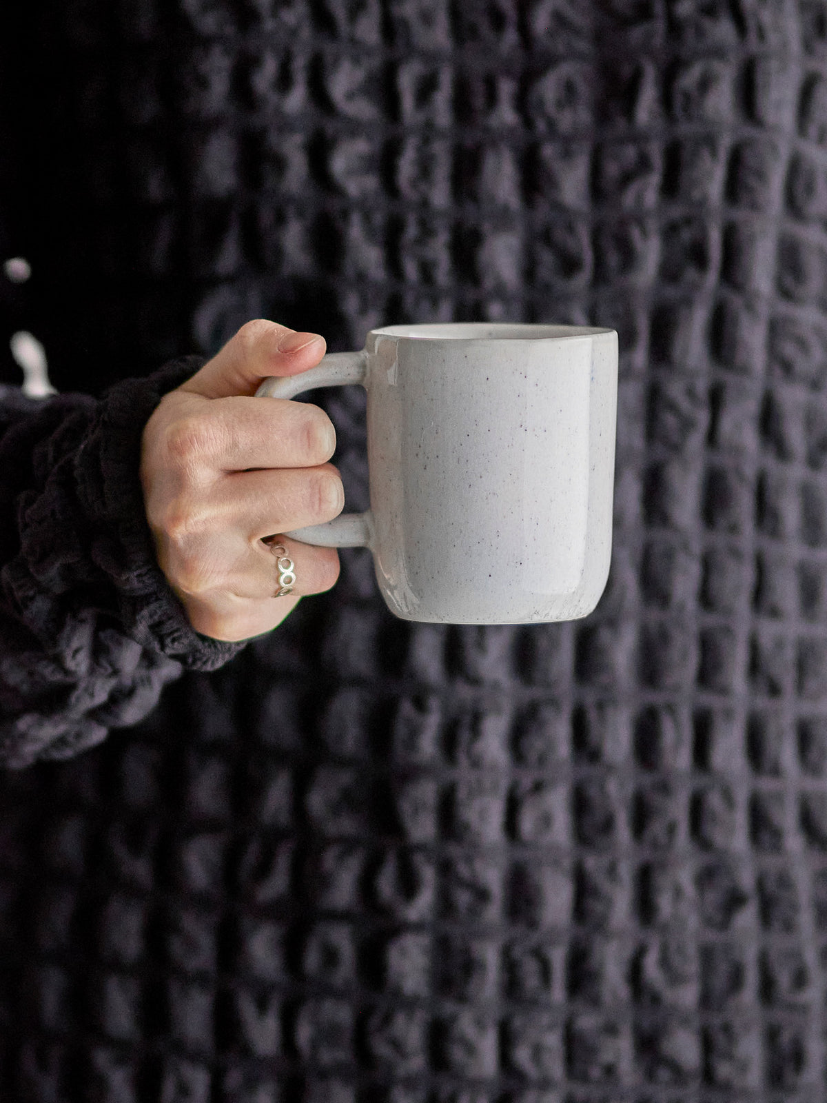 Addison Becher, Weiss, Steingut in Weiss präsentiert im Onlineshop von KAQTU Design AG. Tasse ist von Bloomingville
