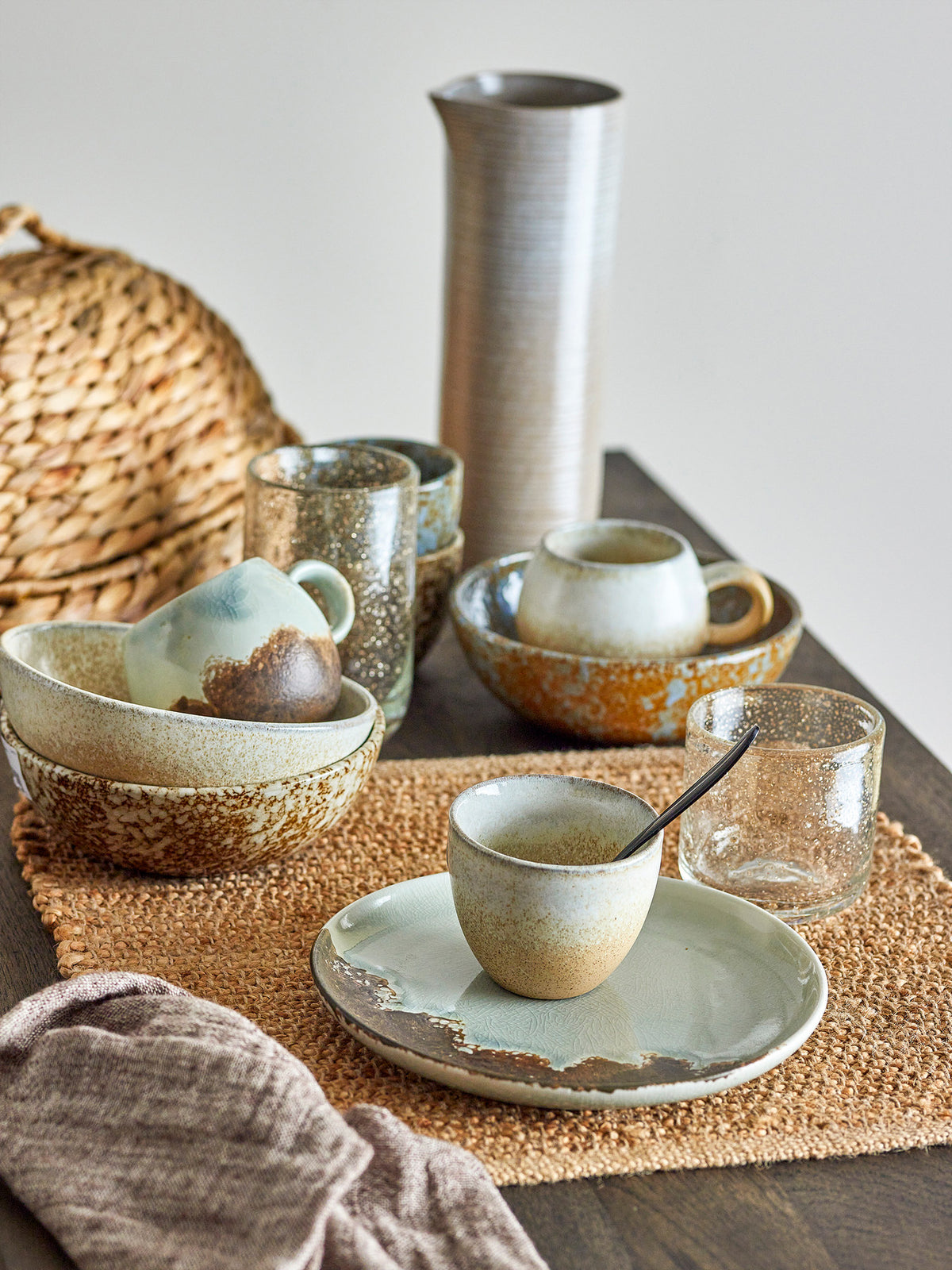 Paula Tasse, Braun, Steingut in Braun präsentiert im Onlineshop von KAQTU Design AG. Tasse ist von Bloomingville