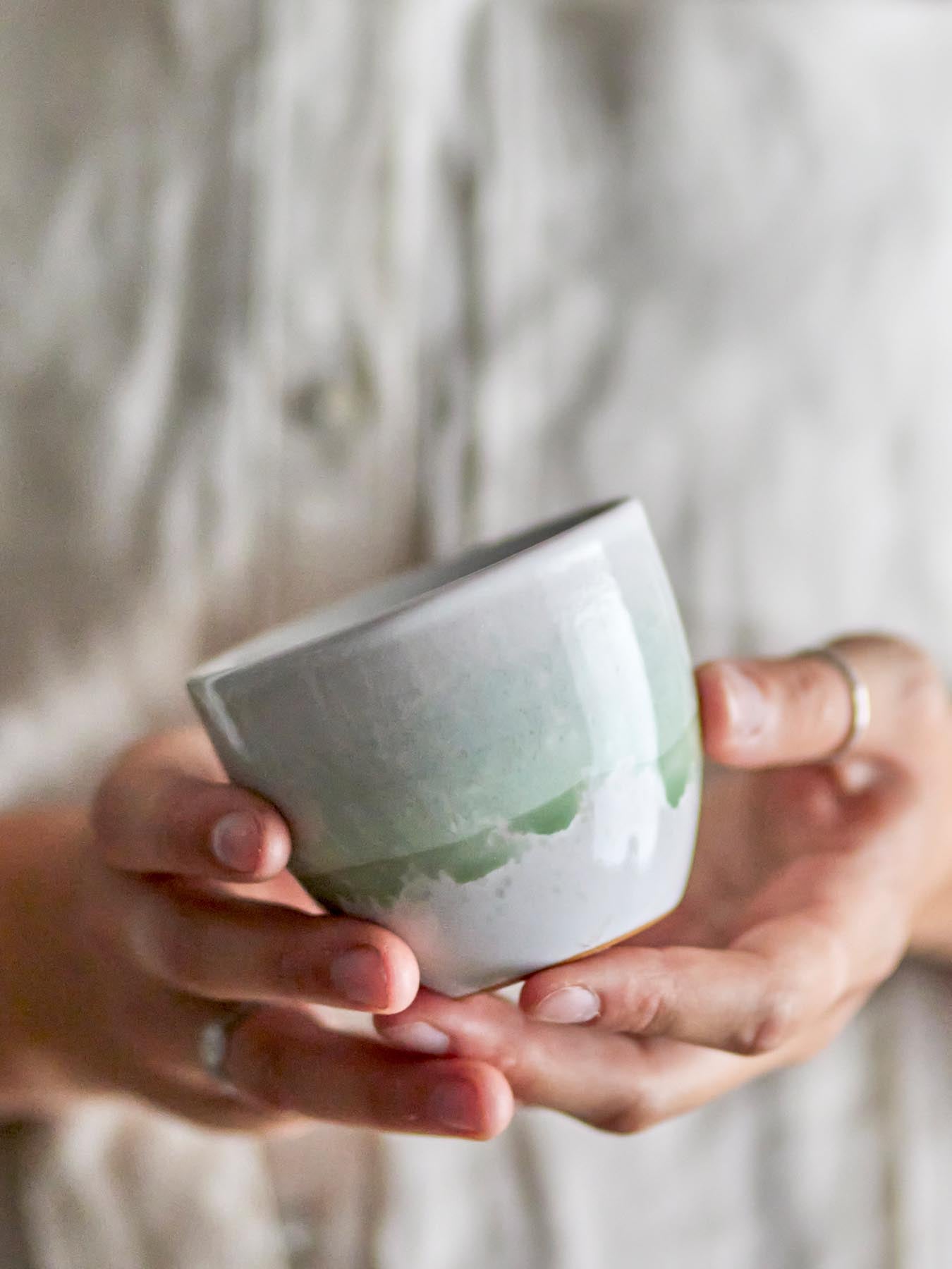 Paula Tasse, Grün, Steingut in Grün präsentiert im Onlineshop von KAQTU Design AG. Tasse ist von Bloomingville