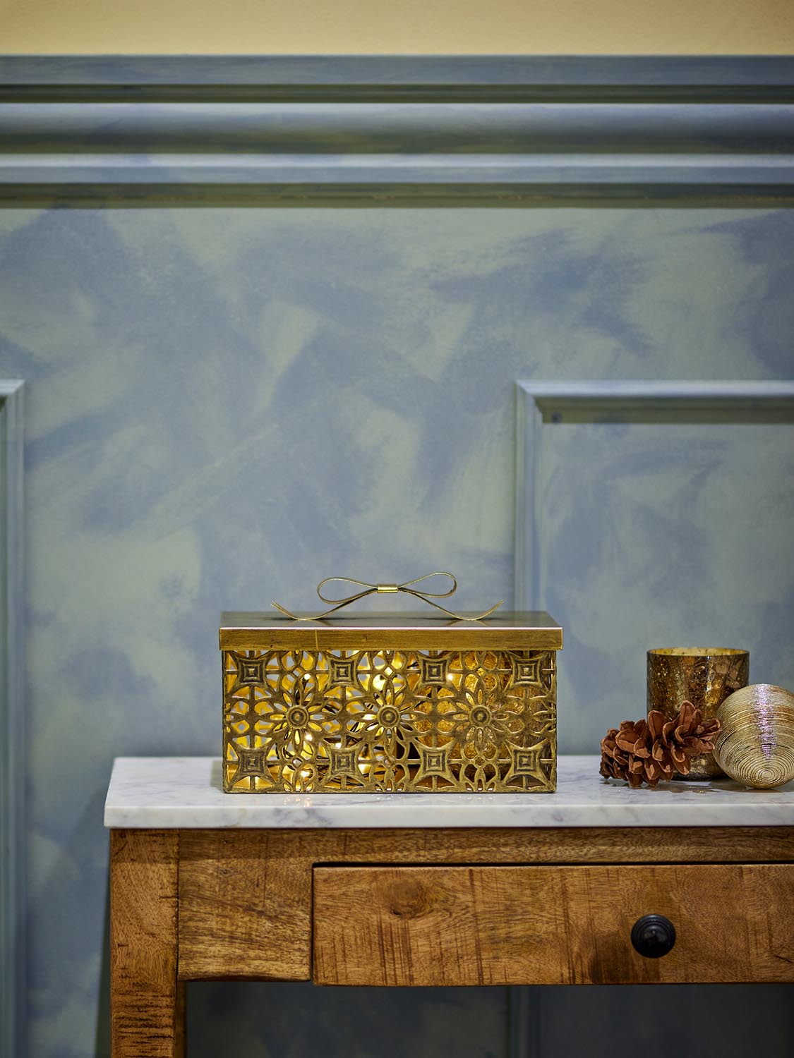 Gretl Box mit Deckel, Gold, Metall in Gold präsentiert im Onlineshop von KAQTU Design AG. Aufbewahrungsbox ist von Bloomingville