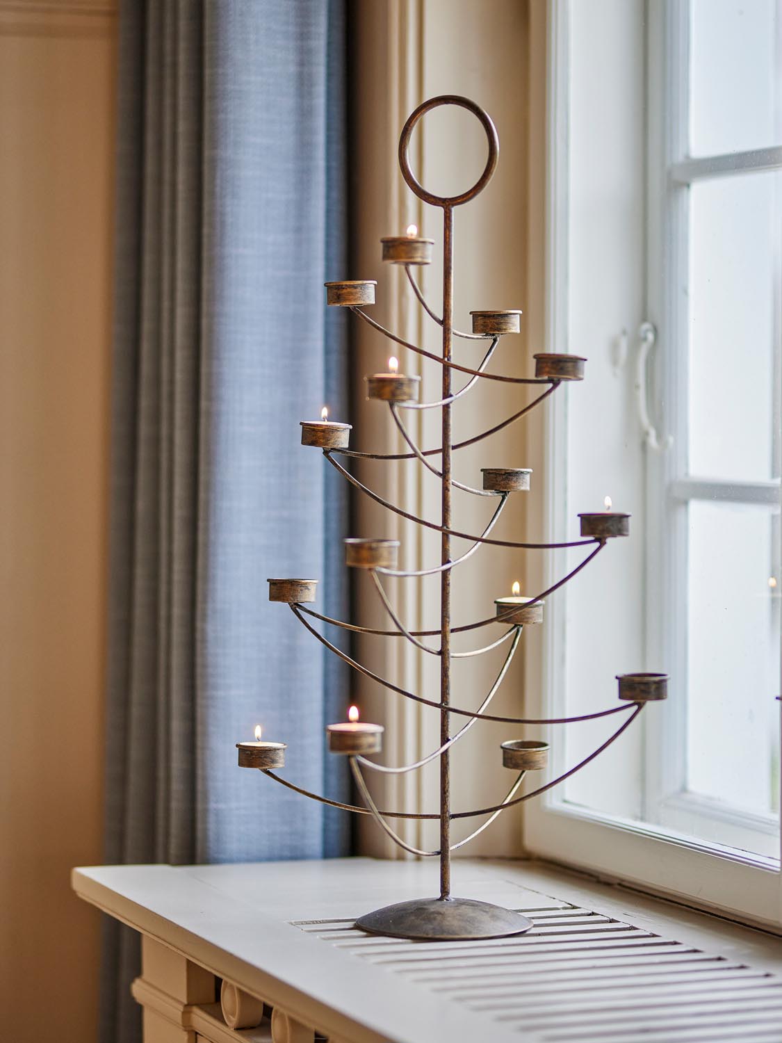 Alani Teelichthalter, Gold, Metall in Gold präsentiert im Onlineshop von KAQTU Design AG. Kerzenständer ist von Bloomingville
