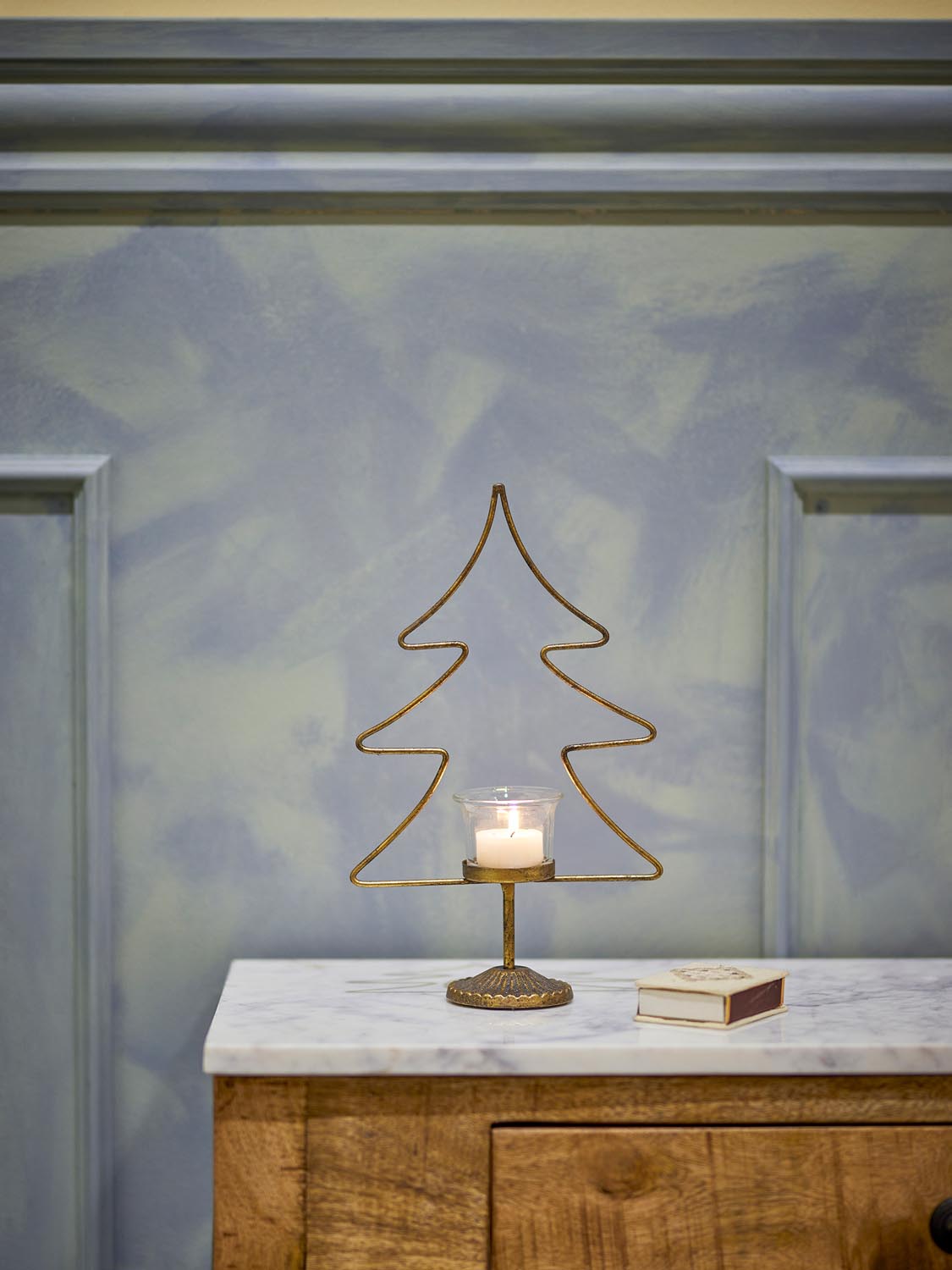 Miki Teelichthalter, Gold, Metall in Gold präsentiert im Onlineshop von KAQTU Design AG. Kerzenständer ist von Bloomingville