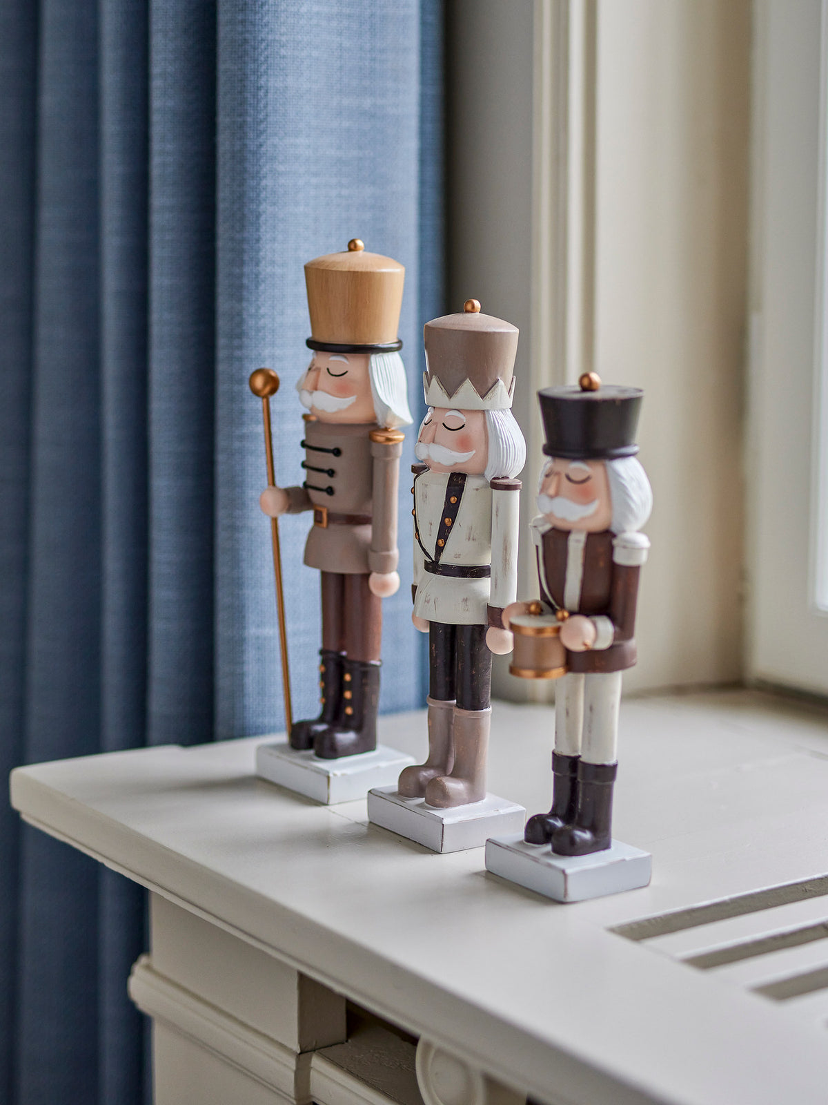 Darryl Deko, Braun, Polyresin in Braun präsentiert im Onlineshop von KAQTU Design AG. Kunstgegenstände ist von Bloomingville