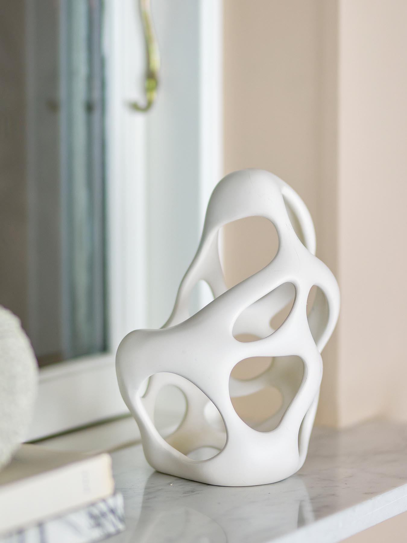 Chanet Deko, Weiß, Polyresin in Weiß präsentiert im Onlineshop von KAQTU Design AG. Kunstgegenstände ist von Bloomingville