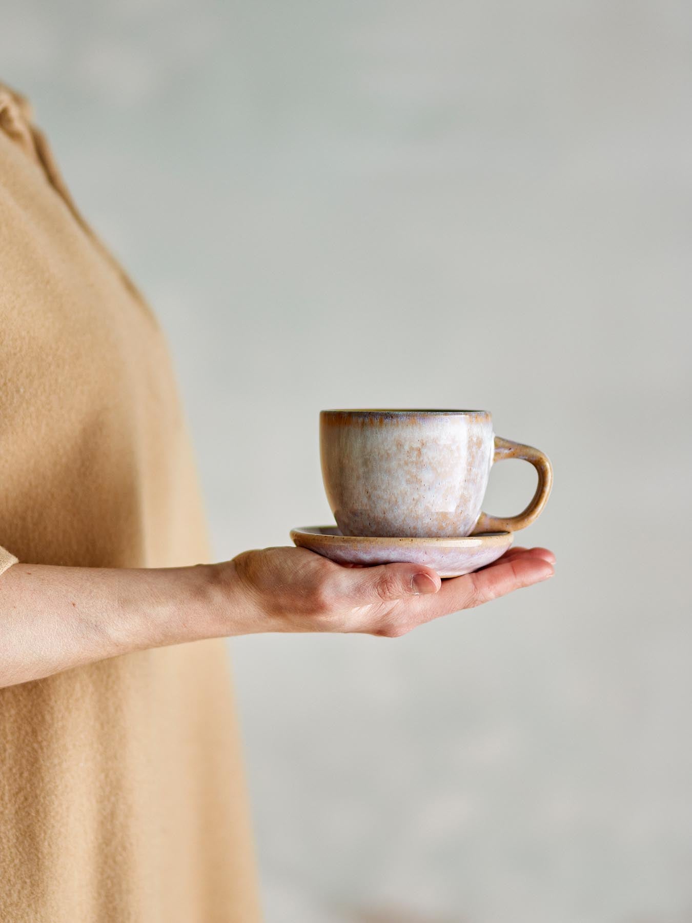 Brenta Tasse mit Untertasse, Rose, Steingut in Rose präsentiert im Onlineshop von KAQTU Design AG. Tasse ist von Bloomingville