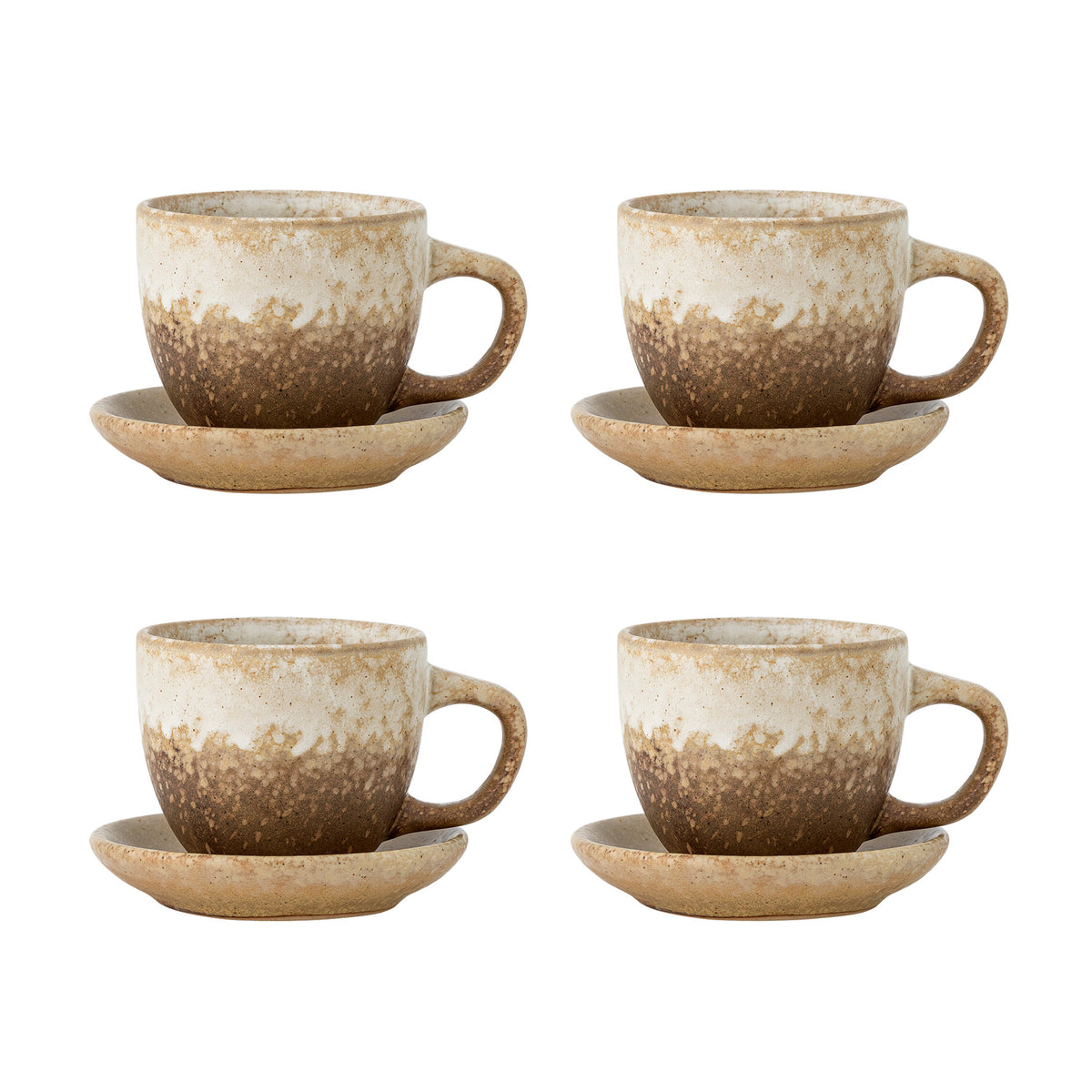 Beige Tasse mit Untertasse aus Steingut der Serie Brenta von Bloomingville, runde weiche Form mit reaktiver Glasur in Beigetönen.