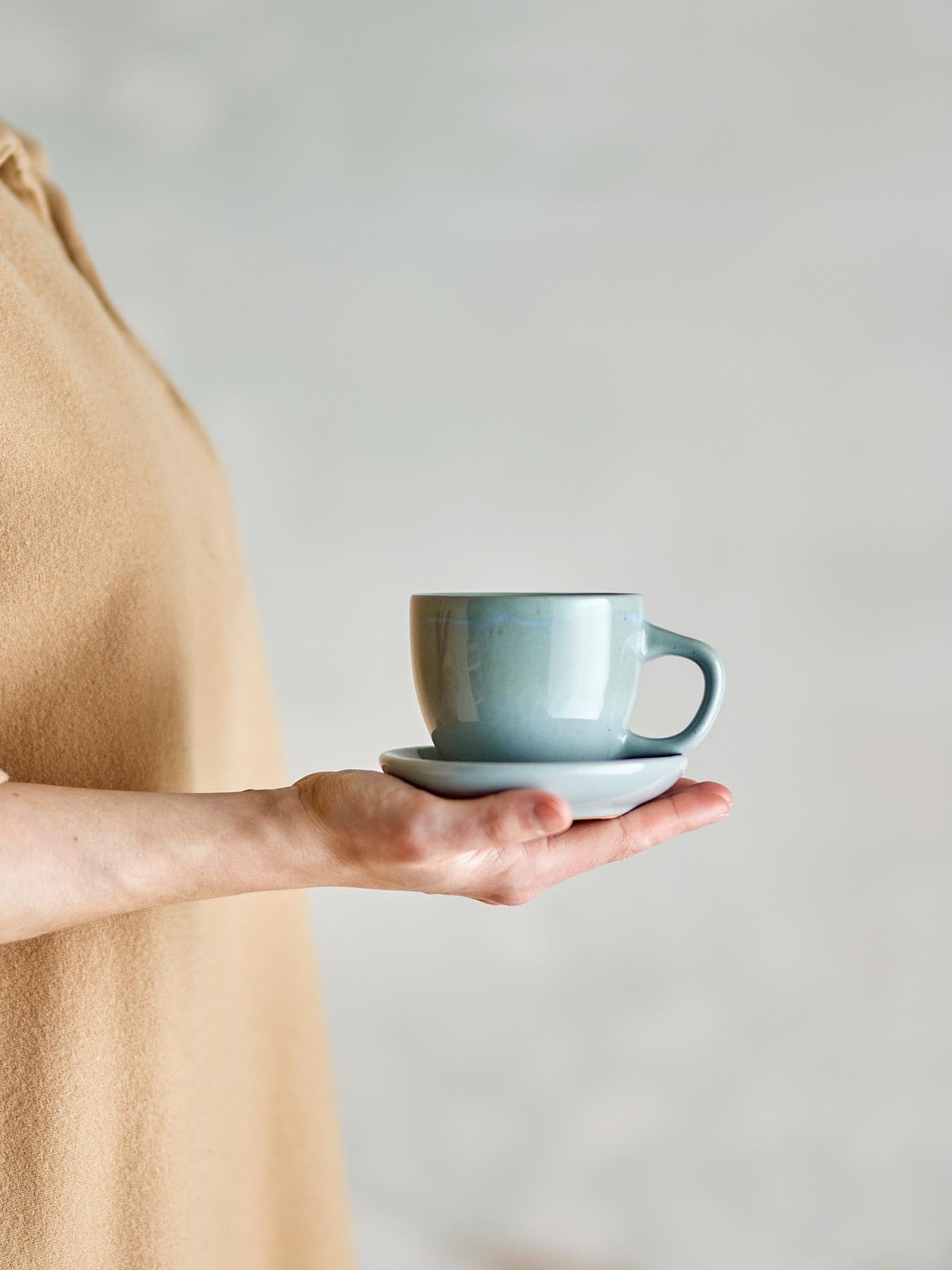 Brenta Tasse mit Untertasse, Blau, Steingut in Blau präsentiert im Onlineshop von KAQTU Design AG. Tasse ist von Bloomingville