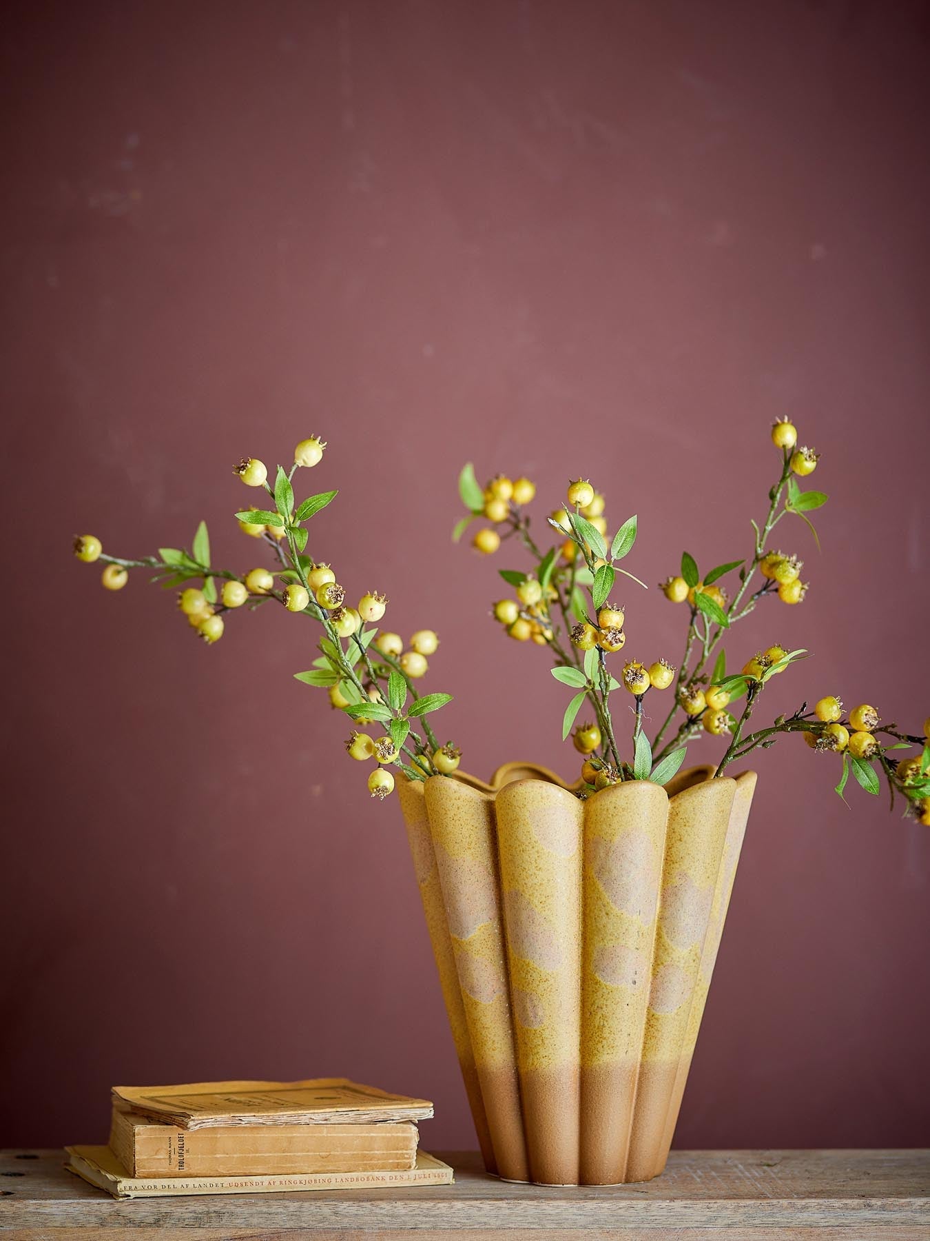 Penn Vase, Gelb, Steingut in Gelb präsentiert im Onlineshop von KAQTU Design AG. Vase ist von Creative Collection