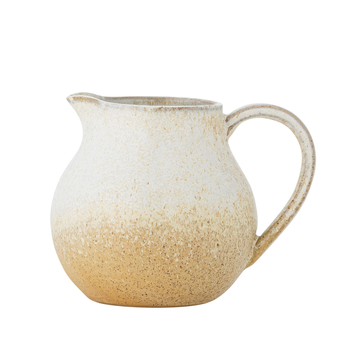 Beiges Milchkännchen aus Steingut der Serie Paula von Bloomingville mit klassischer, rustikaler Form und sandfarbener Glasur, 10.5 cm Durchmesser.