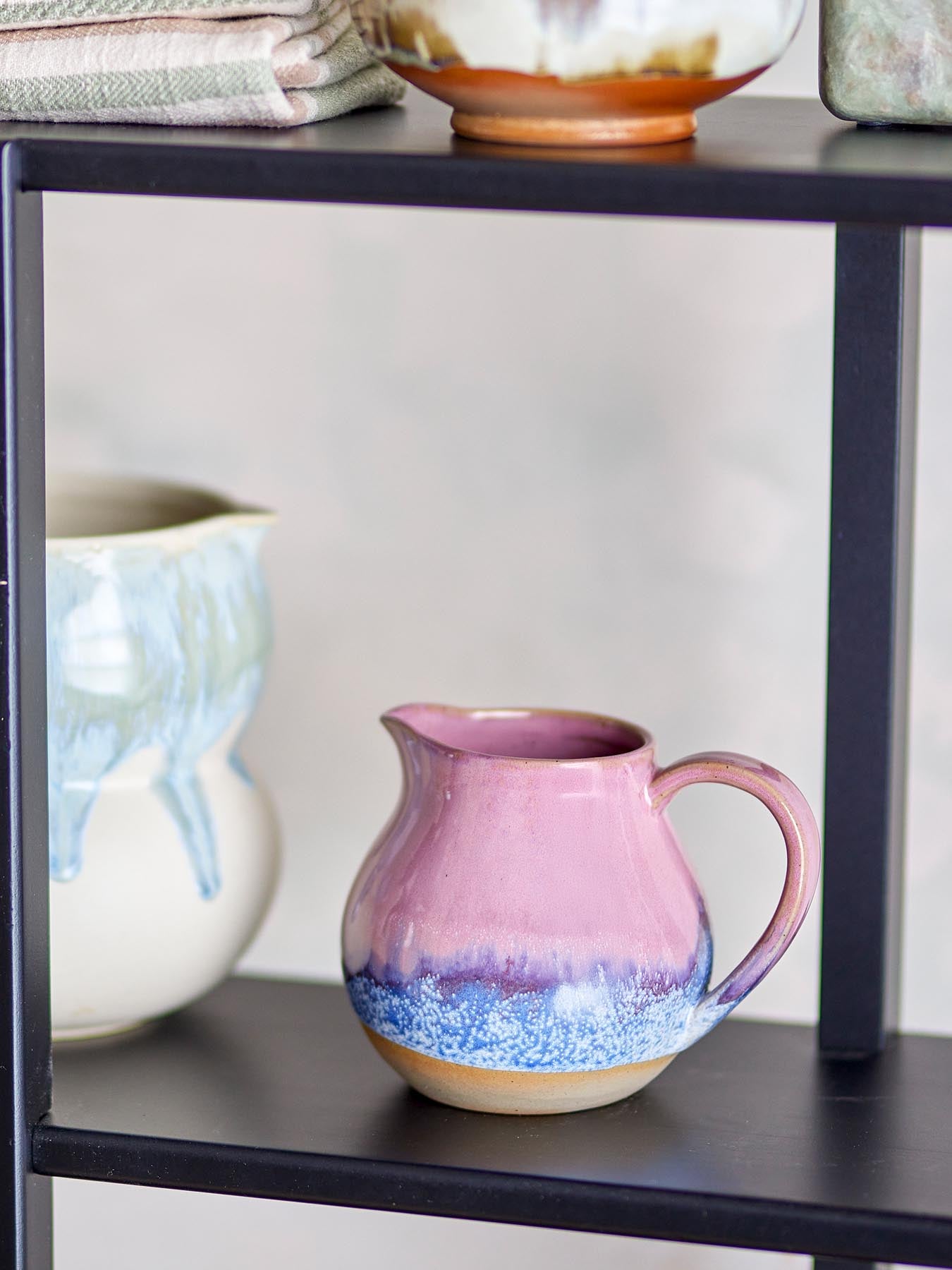 Entdecken Sie das einzigartige Paula Milchkännchen von Bloomingville in zartem Rosa. Hergestellt aus robustem Steingut, ideal für jeden Tisch.