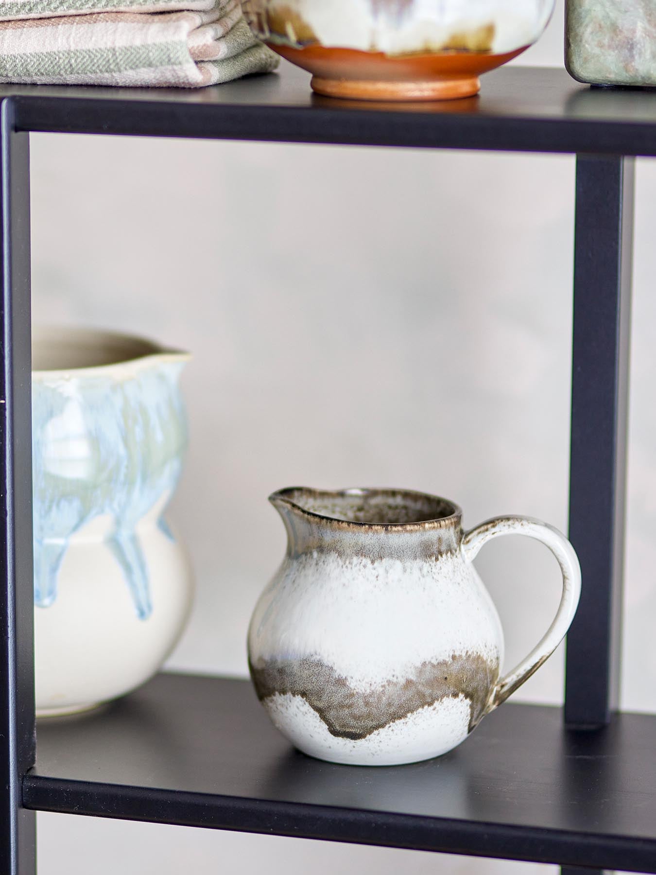 Entdecken Sie das elegante Paula Milchkännchen von Bloomingville in Grau. Aus hochwertigem Steingut gefertigt, verleiht es jedem Tisch eine stilvolle Note.