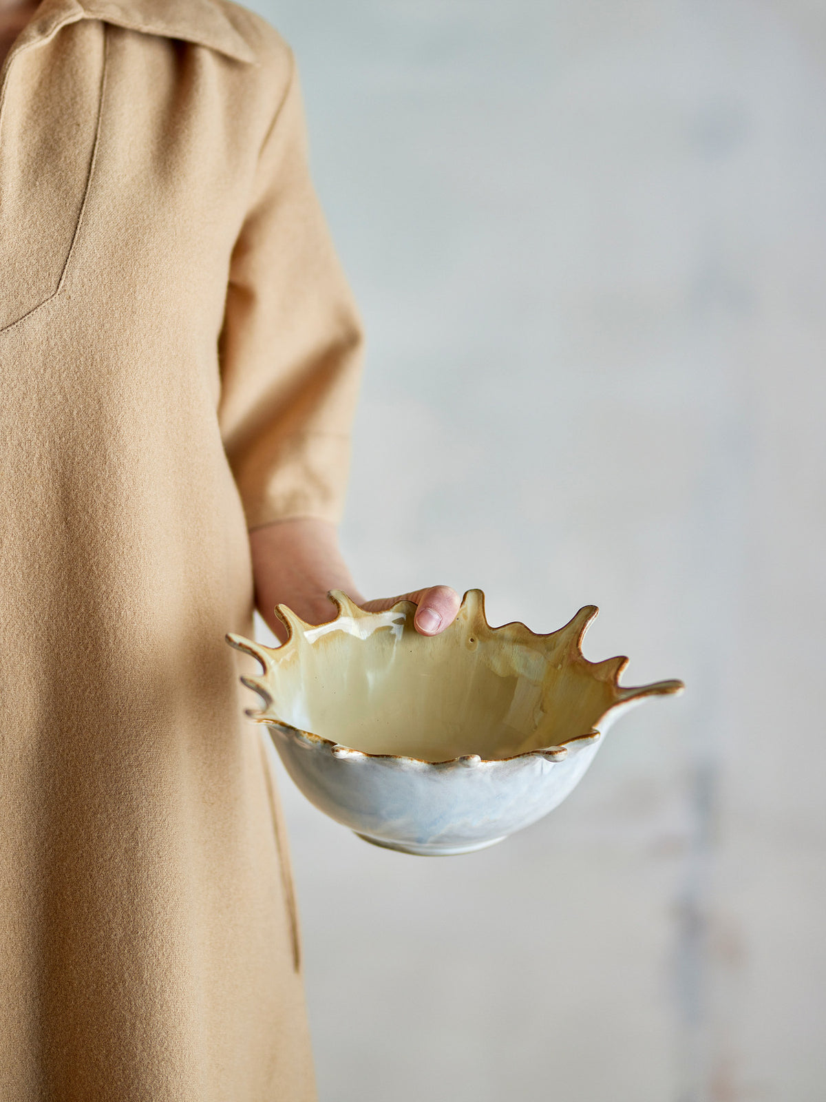 Beige Schale Alcott aus Steingut von Bloomingville mit charakteristischer Form und reaktiver Glasur, Ansicht von oben und seitlich.