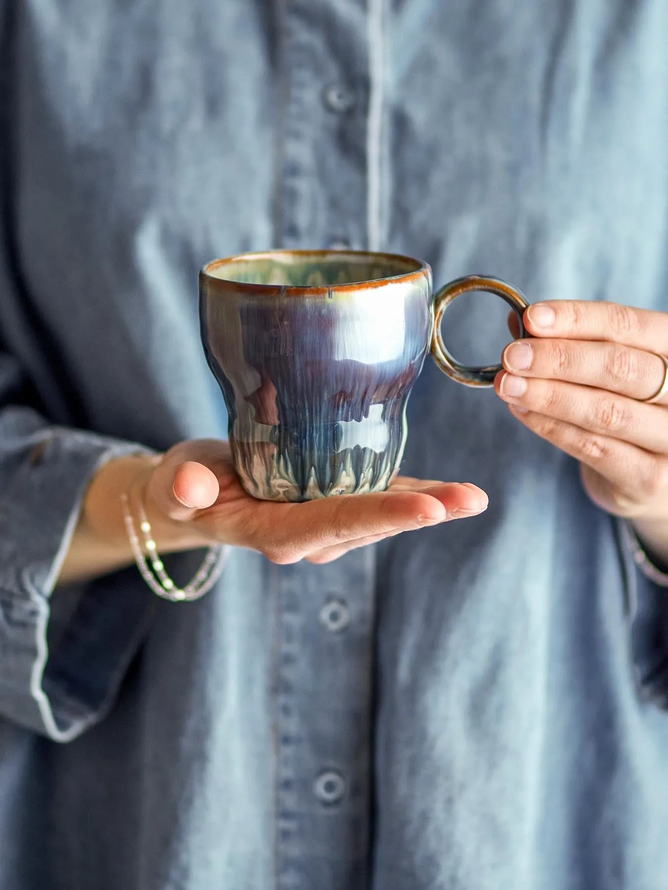 Nigel Tasse, Blau, Steingut in Blau präsentiert im Onlineshop von KAQTU Design AG. Tasse ist von Bloomingville