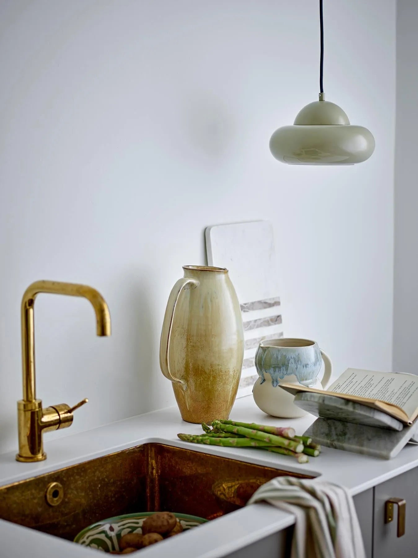 Saskia Krug, Gelb, Steingut in Gelb präsentiert im Onlineshop von KAQTU Design AG. Kanne ist von Bloomingville