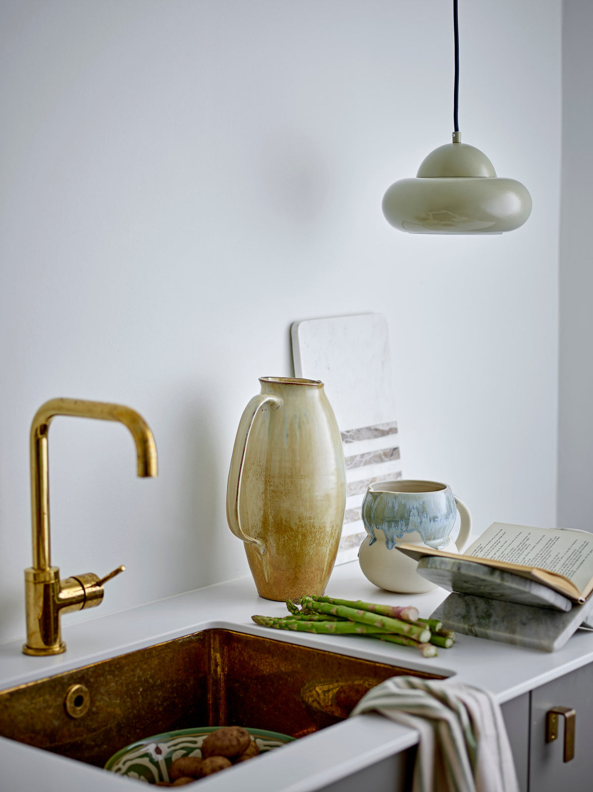Saskia Deko-Vase in Beige aus Steingut von Bloomingville, kannenförmig mit gesprenkeltem Muster, das nach unten dunkler wird.